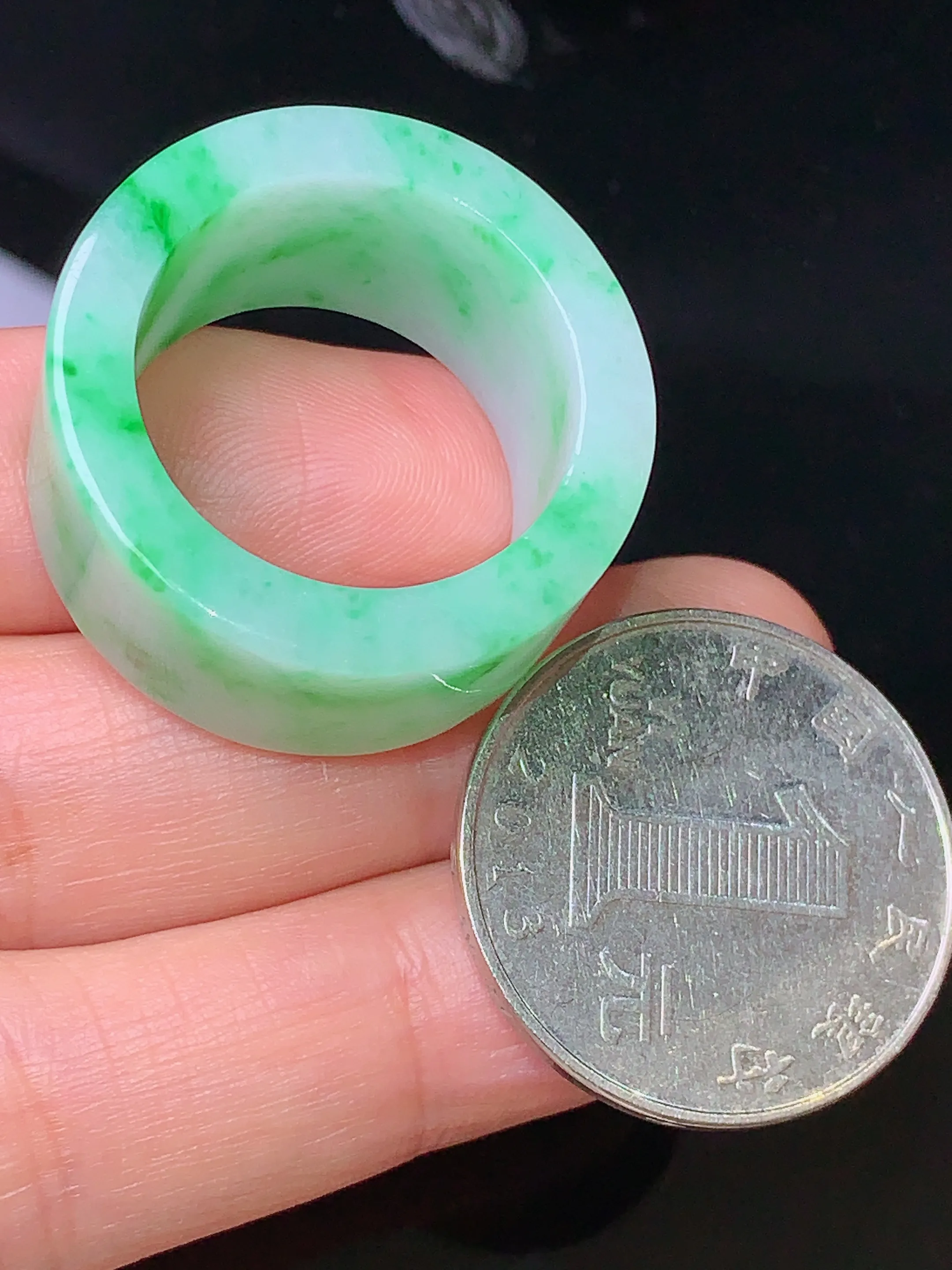 翠绿扳指  玉质细腻 色泽艳丽 圈口22.5 整体尺寸27.6*13*3.7