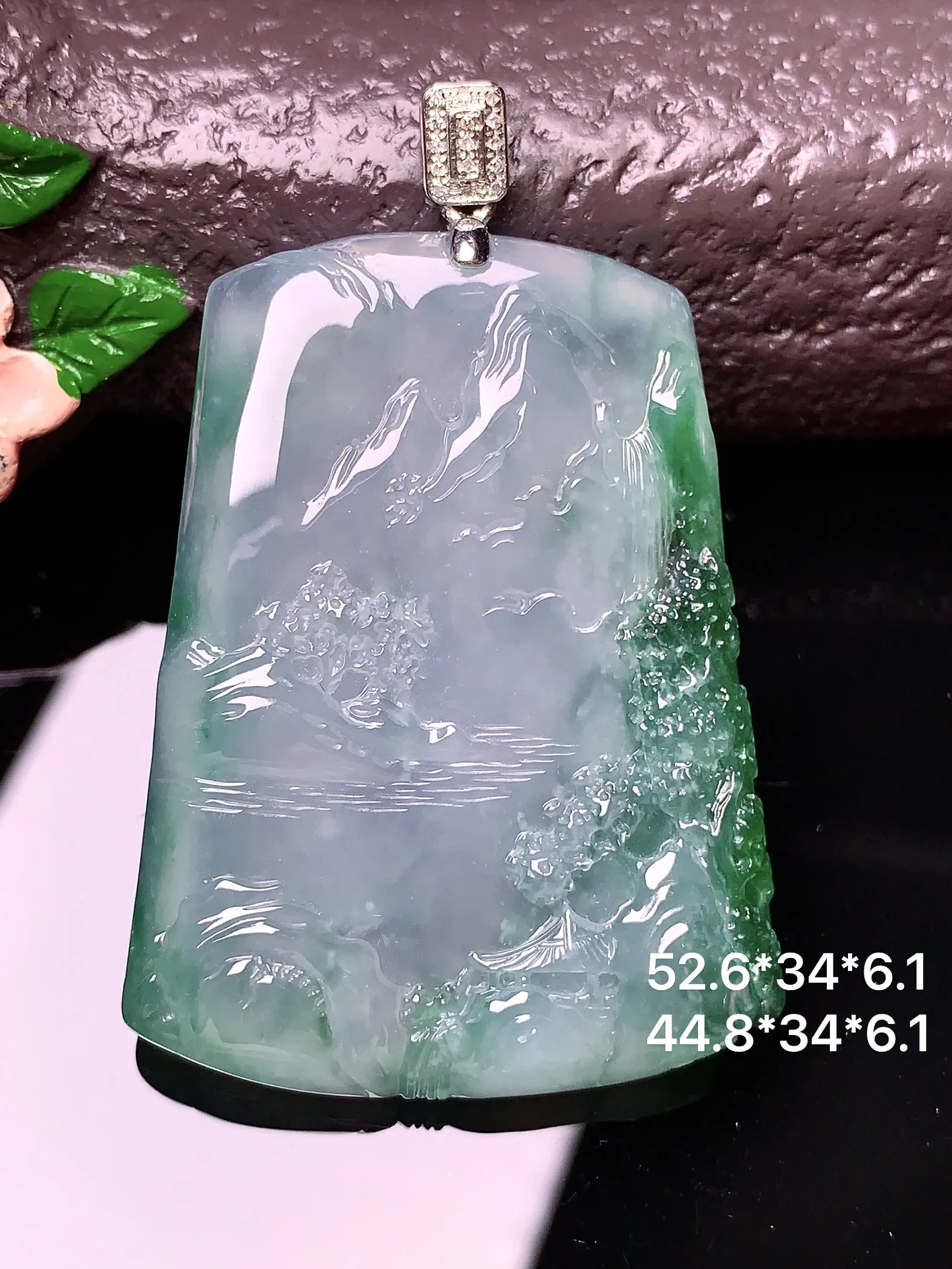 18k金钻镶嵌飘绿山水吊坠 玉质细腻 色泽艳丽 整体尺寸52.6*34*6.1