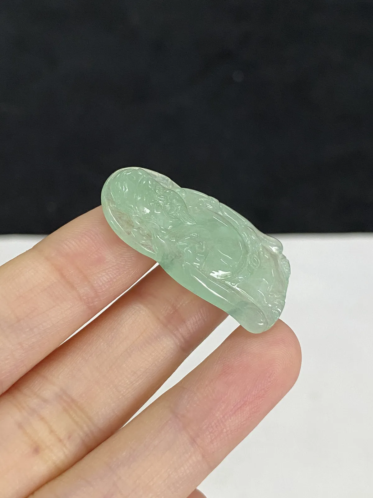 翡翠冰糯种浅绿色吊坠