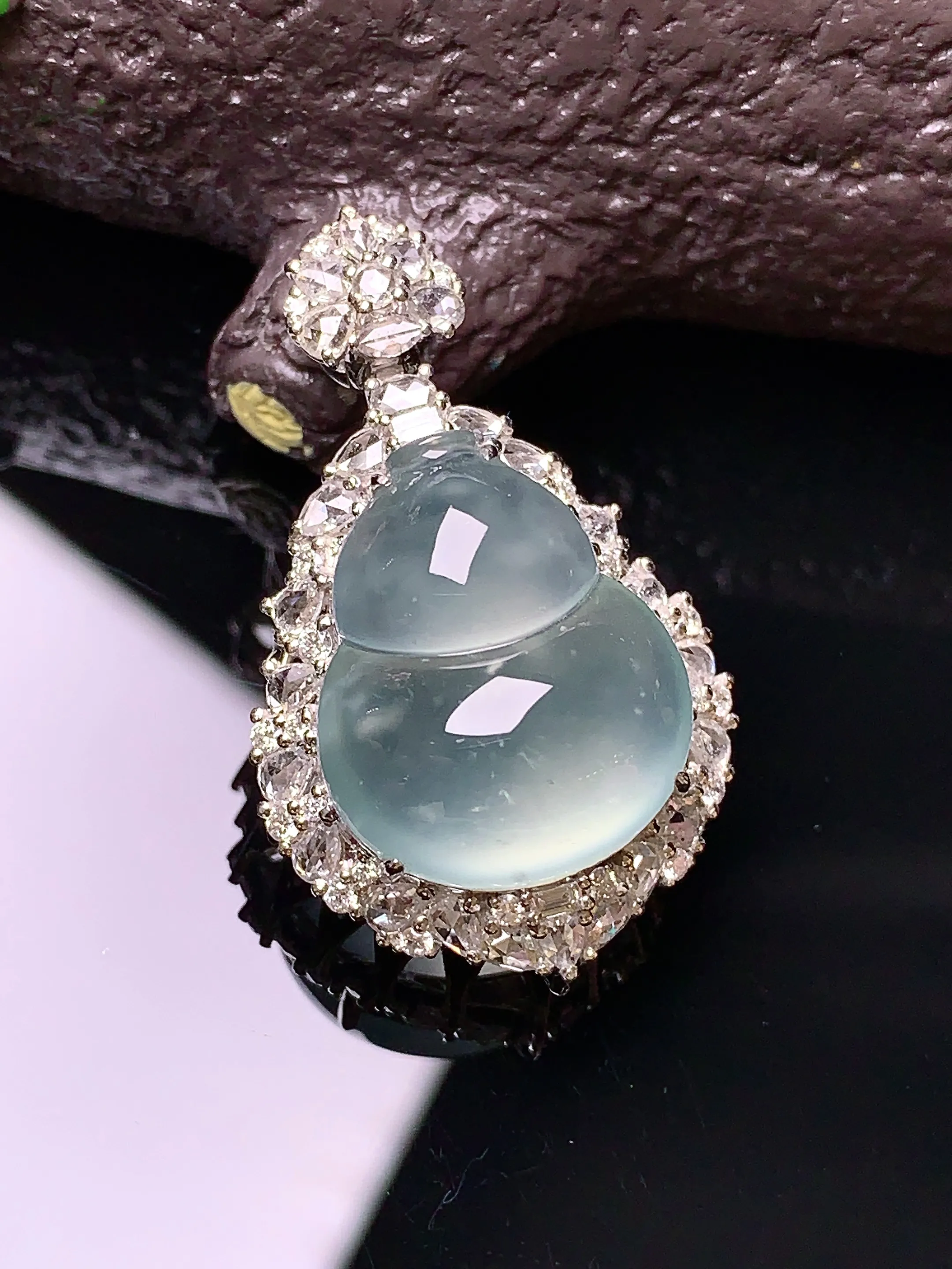 18k金钻镶嵌玻璃种葫芦吊坠 玉质细腻 色泽艳丽 整体尺寸31.8*19.6*12.3