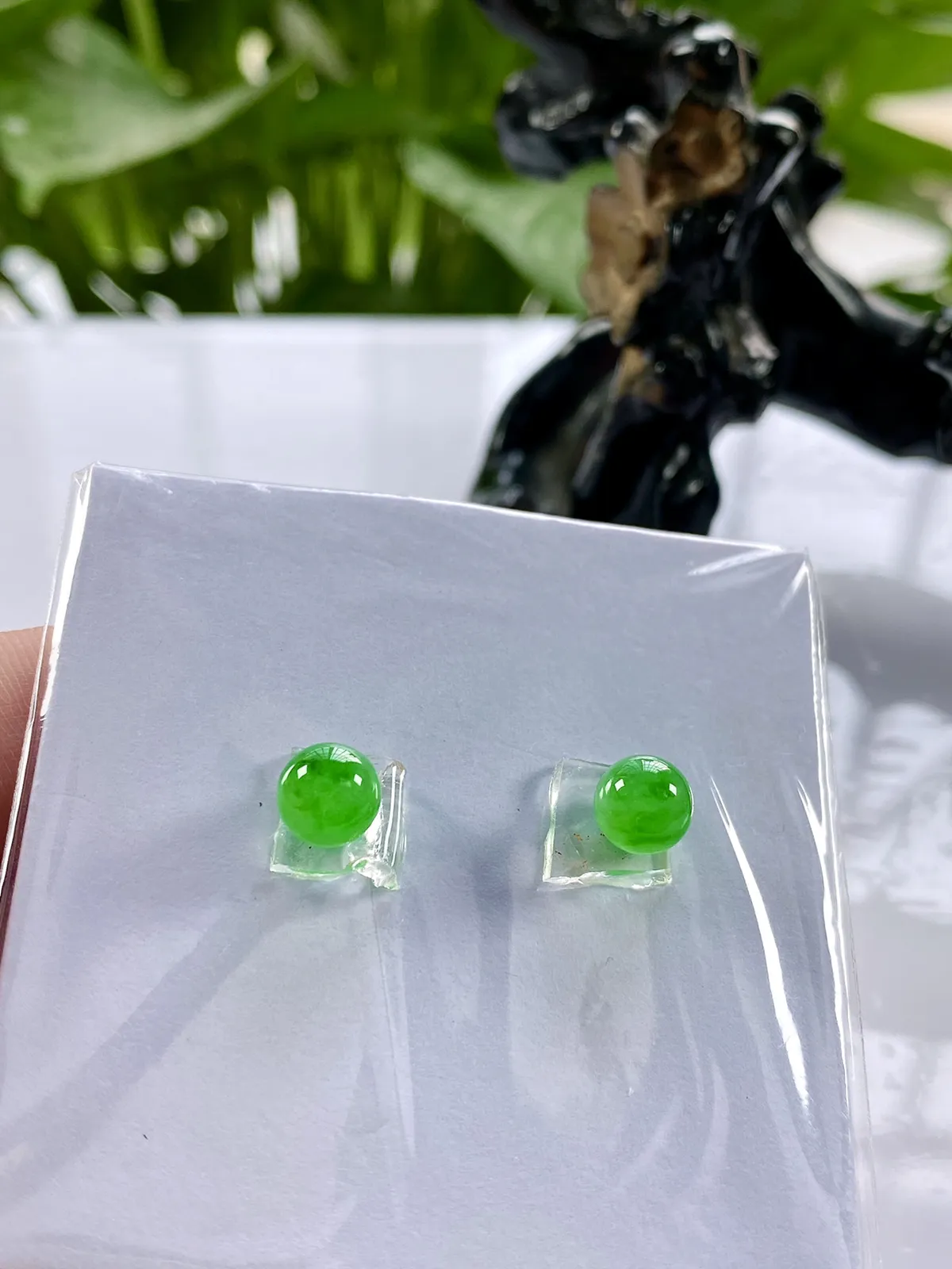 缅甸天然翡翠A货，卡6.6高冰种起光起胶满绿冰阳绿圆珠一对镶嵌件，尺寸：6.6mm/2颗，重量：3.32g（含纸垫）