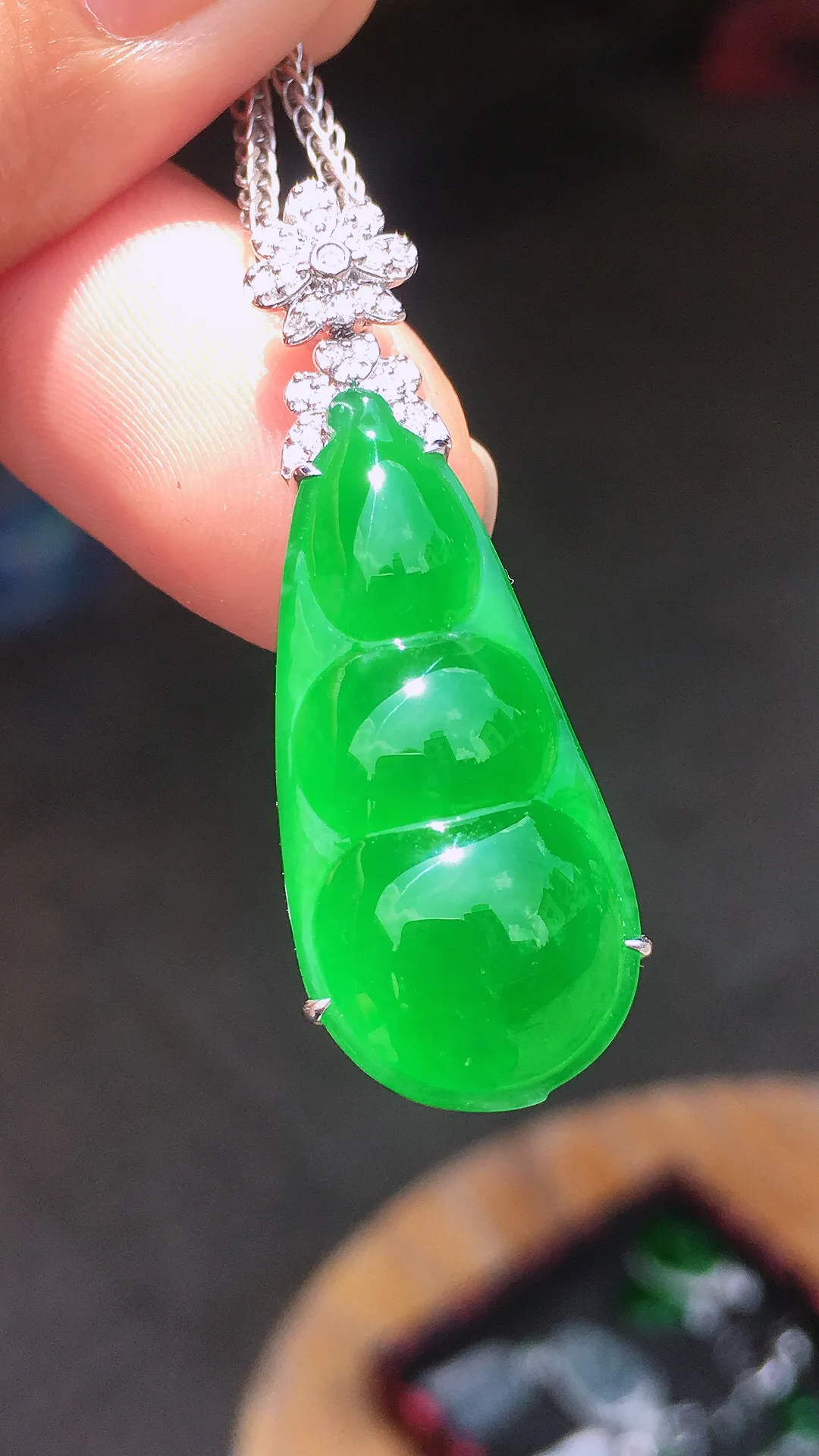 阳绿福豆吊坠，色泽均匀艳丽，玉质细腻，荧光感超
强，饱满水润，气质满满。18k
金豪华镶嵌