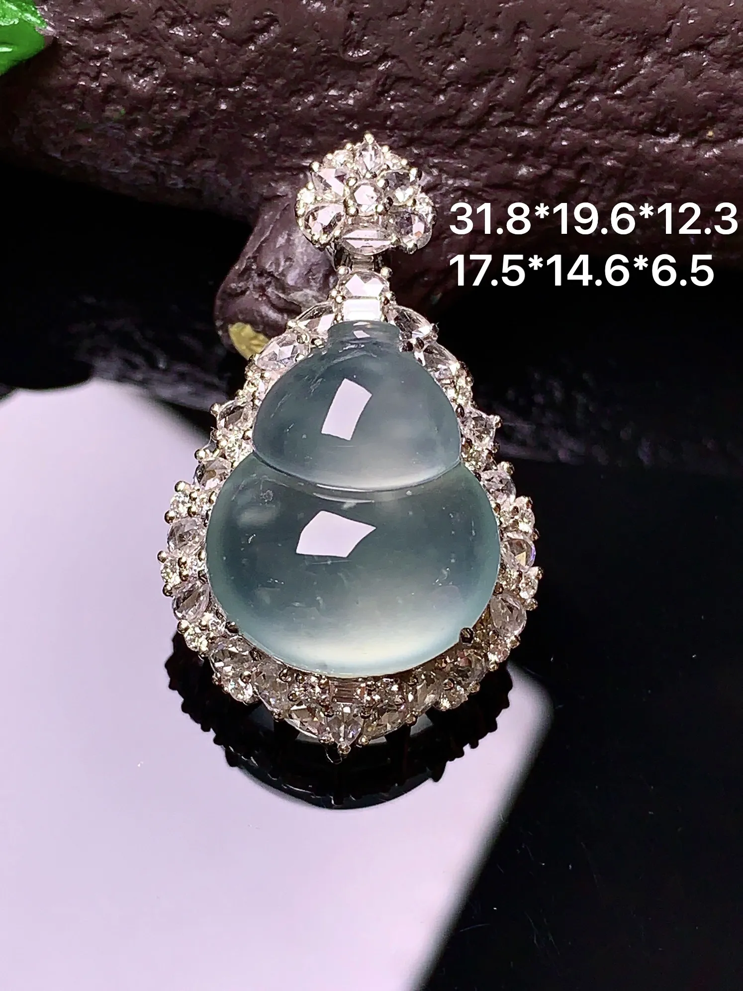 18k金钻镶嵌玻璃种葫芦吊坠 玉质细腻 色泽艳丽 整体尺寸31.8*19.6*12.3