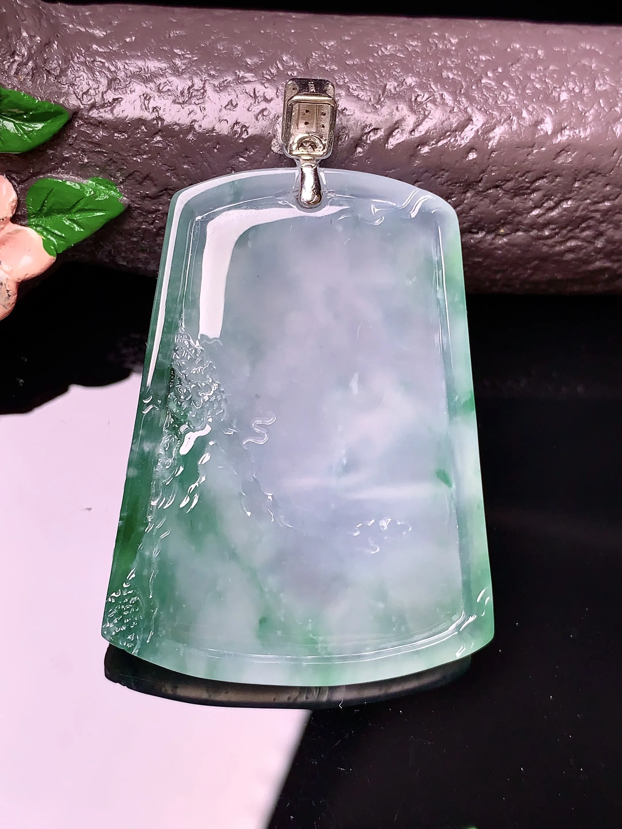 18k金钻镶嵌飘绿山水吊坠 玉质细腻 色泽艳丽 整体尺寸52.6*34*6.1