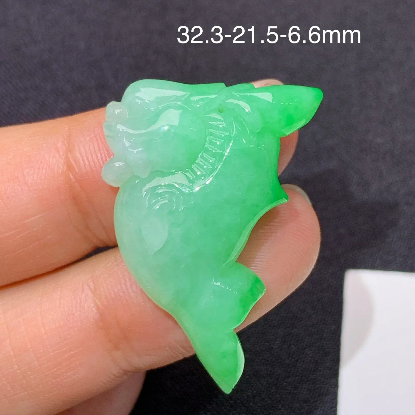 翠绿龙头鱼，冰润色阳，玉质细腻，种水足 尺寸32.3*21.5*6.6