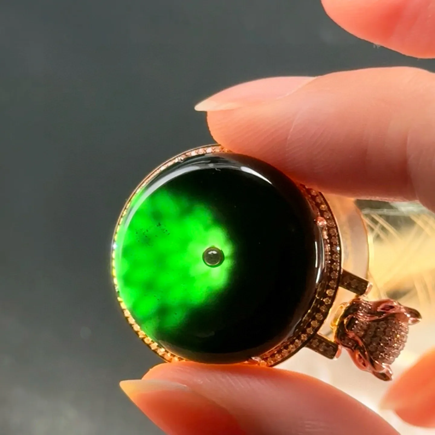 精品18k墨翠平安扣吊坠 种好色正 黑度极好 打灯通透 油性十足