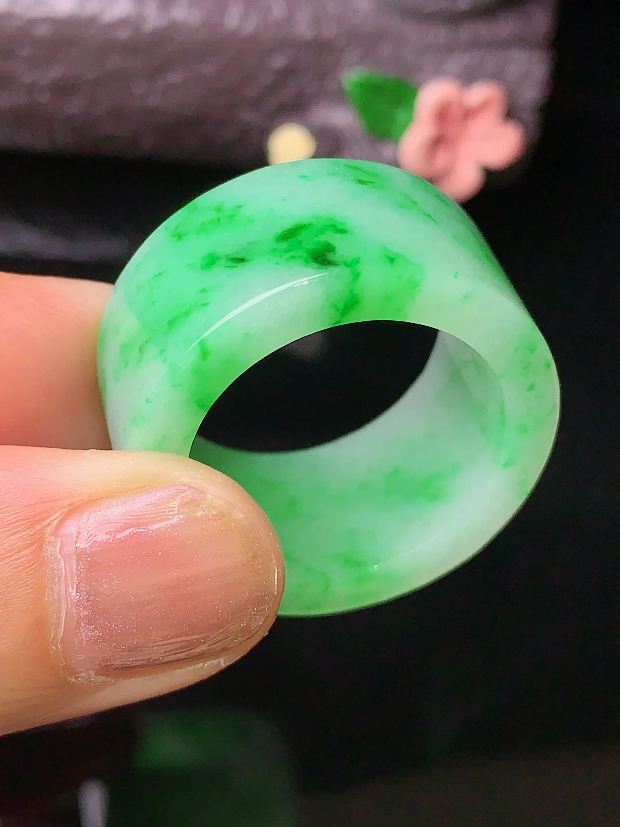 翠绿扳指  玉质细腻 色泽艳丽 圈口22.5 整体尺寸27.6*13*3.7