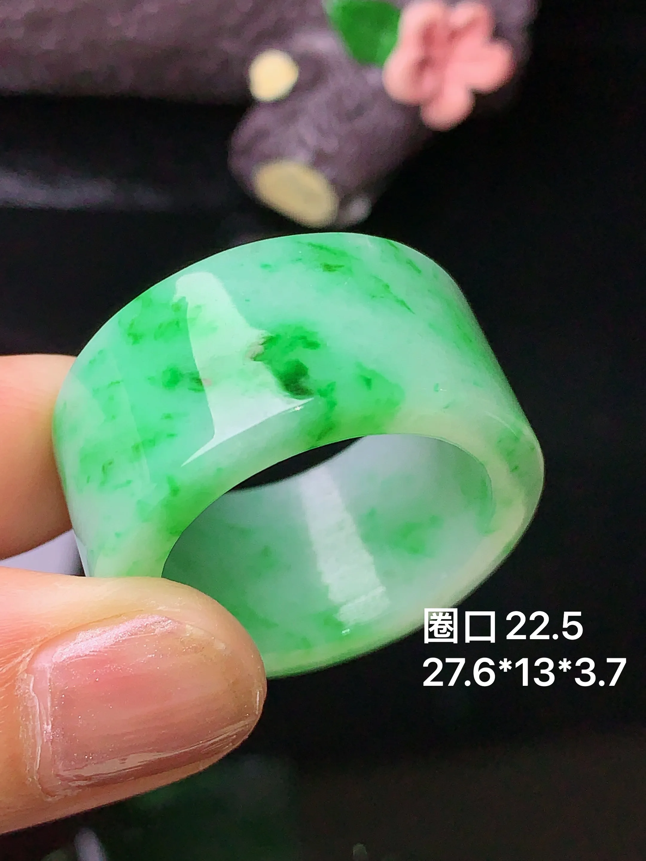 翠绿扳指  玉质细腻 色泽艳丽 圈口22.5 整体尺寸27.6*13*3.7