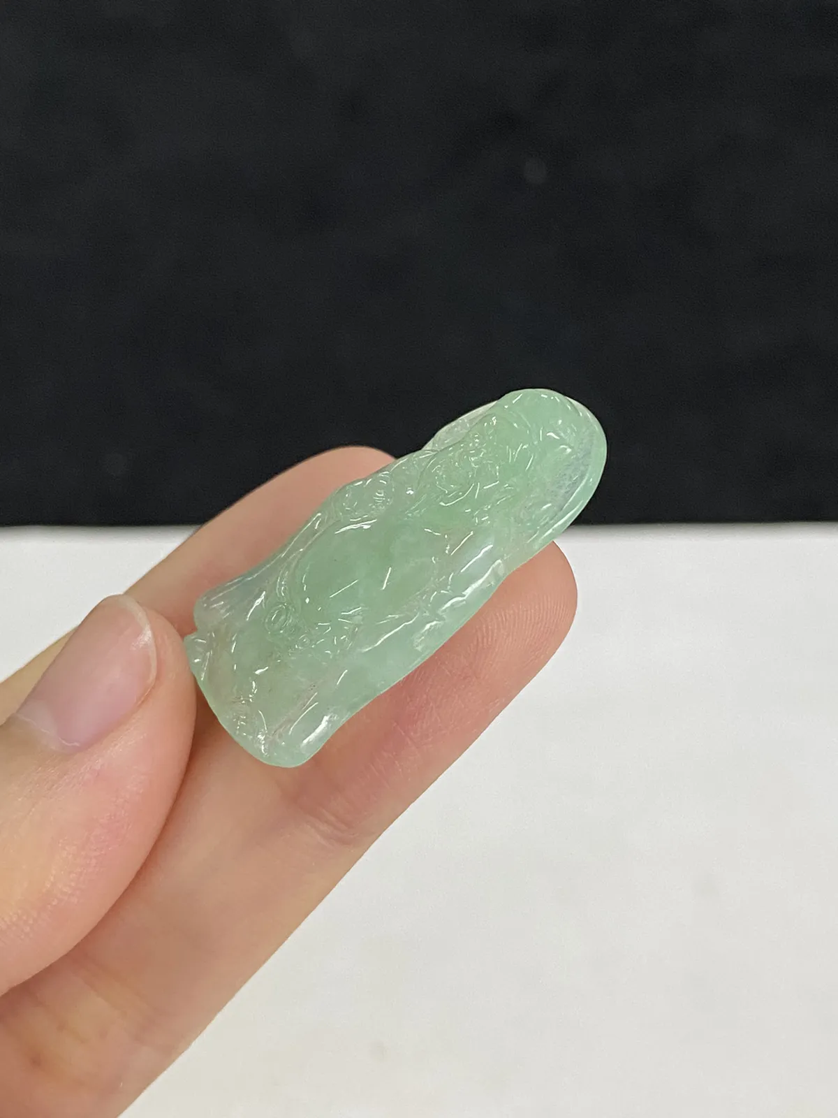 翡翠冰糯种浅绿色吊坠