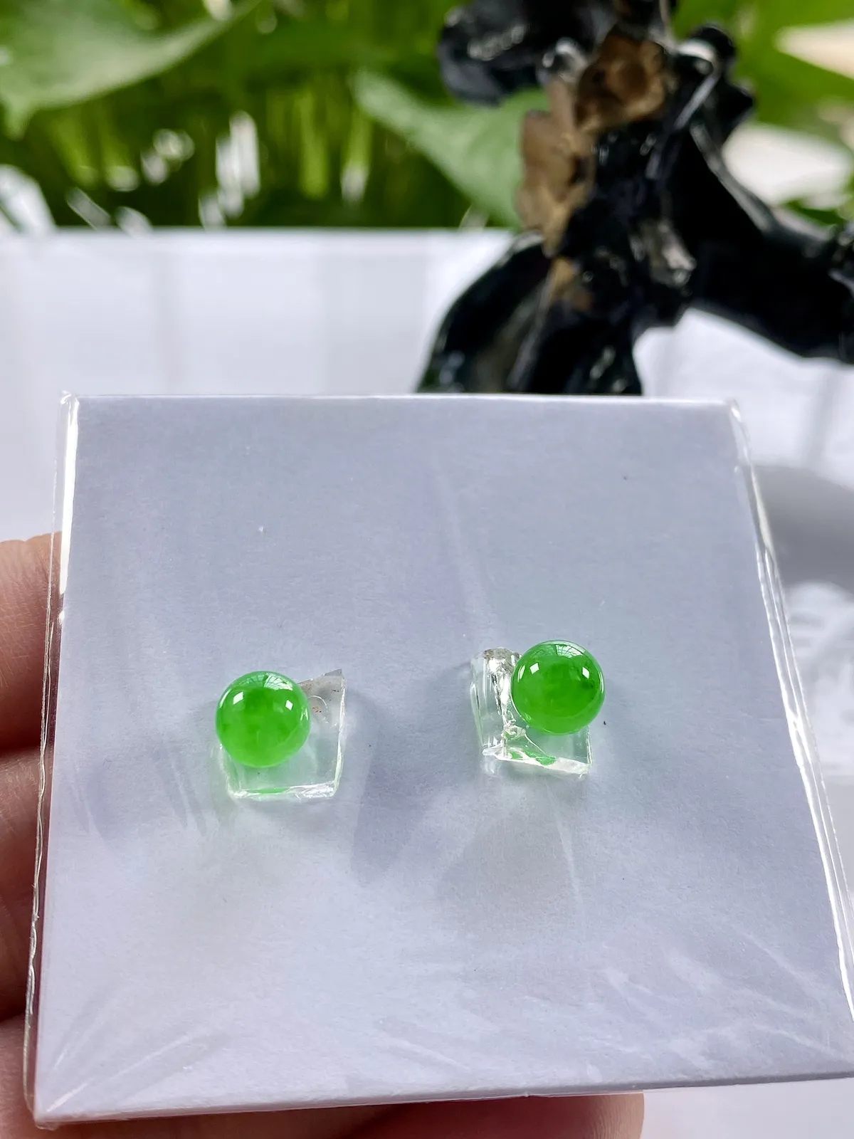缅甸天然翡翠A货，卡6.6高冰种起光起胶满绿冰阳绿圆珠一对镶嵌件，尺寸：6.6mm/2颗，重量：3.32g（含纸垫）