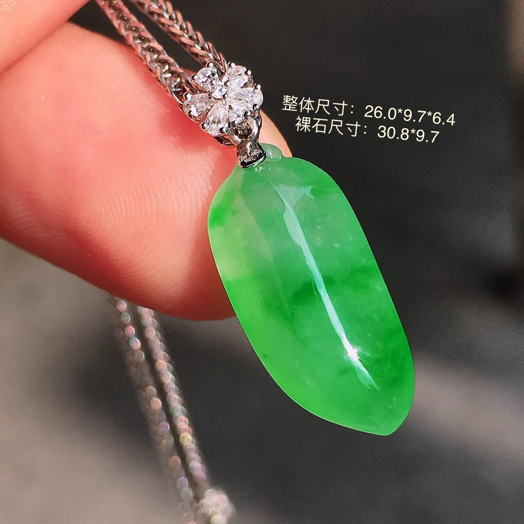 阳绿福瓜吊坠，色泽均匀艳丽，玉质细腻，荧光感超
强，饱满水润，气质满满。18k
金豪华镶嵌