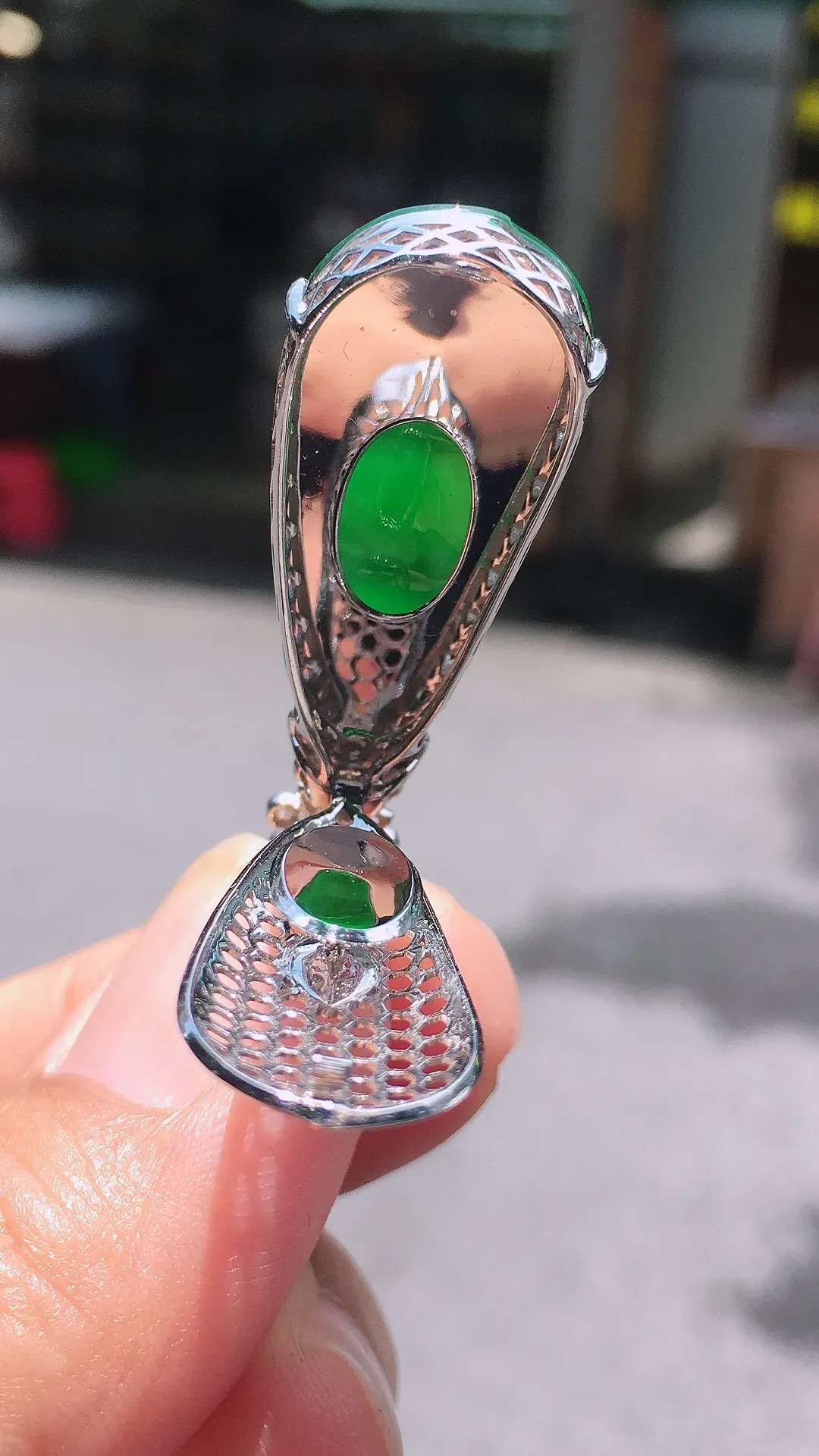 阳绿福豆吊坠，色泽均匀艳丽，玉质细腻，荧光感超
强，饱满水润，气质满满。18k
金豪华镶嵌
