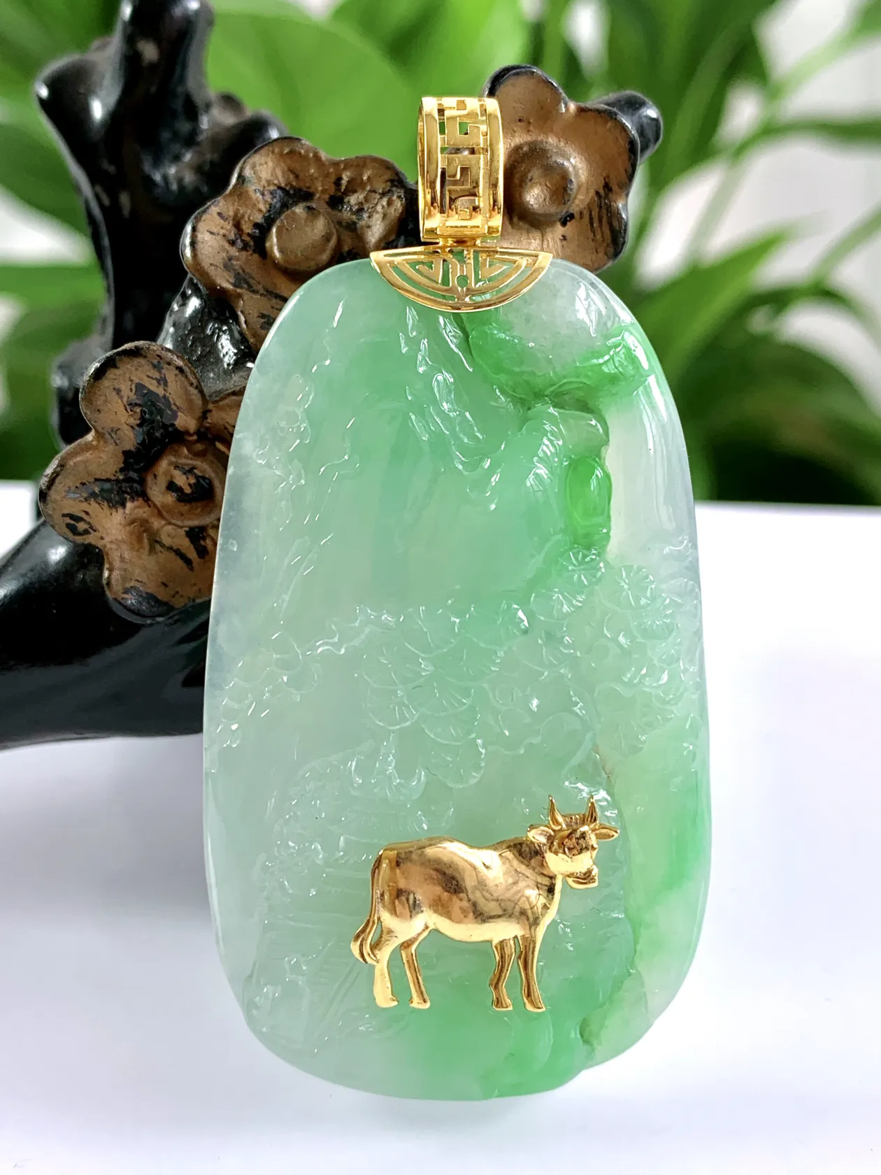缅甸天然翡翠A货，18K金特色镶嵌冰种起胶飘阳绿生肖牛山水牌吊坠挂件，尺寸：整体62.5/32.5/7mm，裸石53.5/32.5/6mm，重量：19.61g