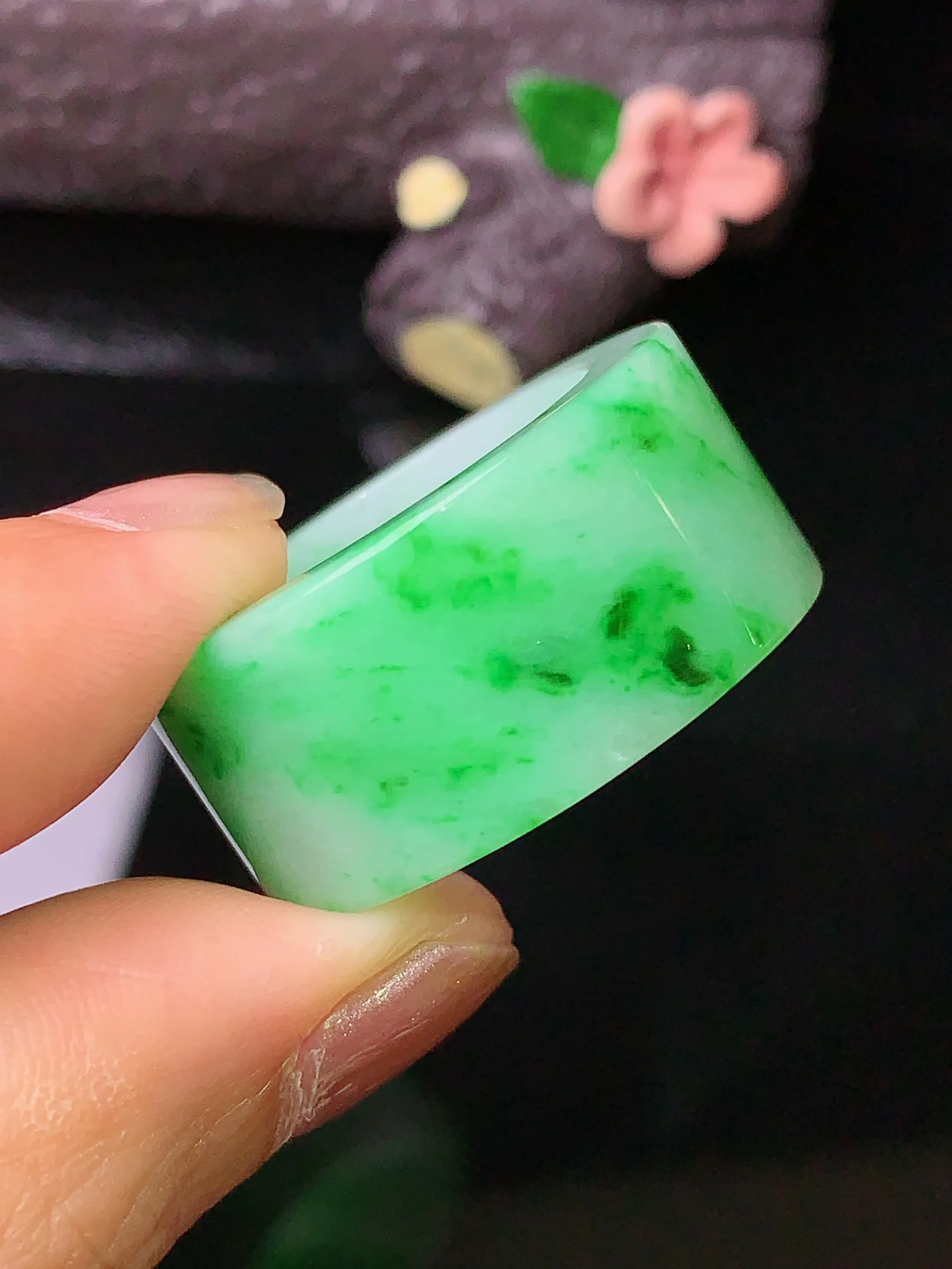 翠绿扳指  玉质细腻 色泽艳丽 圈口22.5 整体尺寸27.6*13*3.7