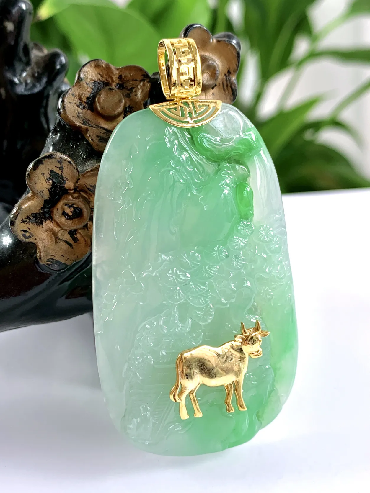 缅甸天然翡翠A货，18K金特色镶嵌冰种起胶飘阳绿生肖牛山水牌吊坠挂件，尺寸：整体62.5/32.5/7mm，裸石53.5/32.5/6mm，重量：19.61g