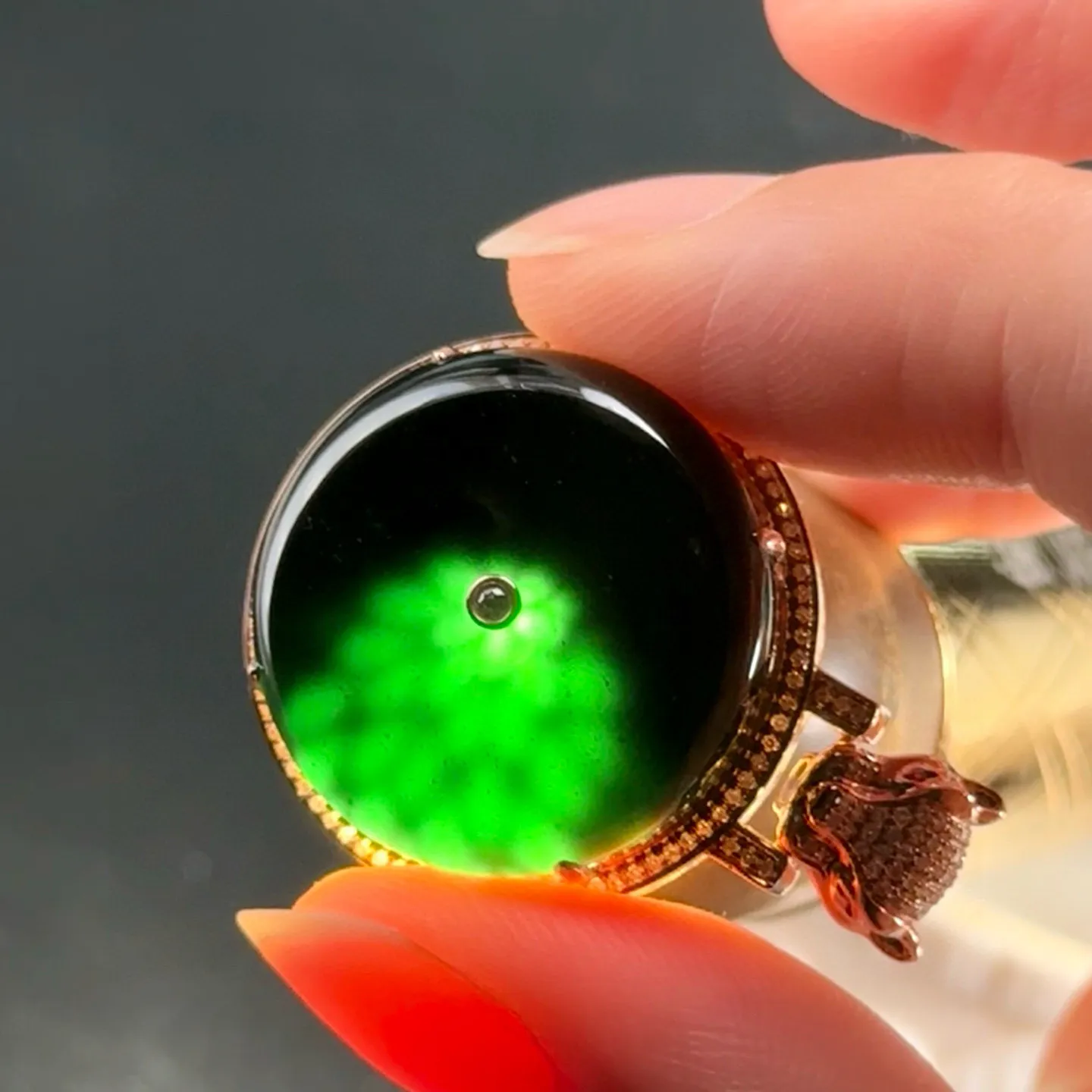 精品18k墨翠平安扣吊坠 种好色正 黑度极好 打灯通透 油性十足