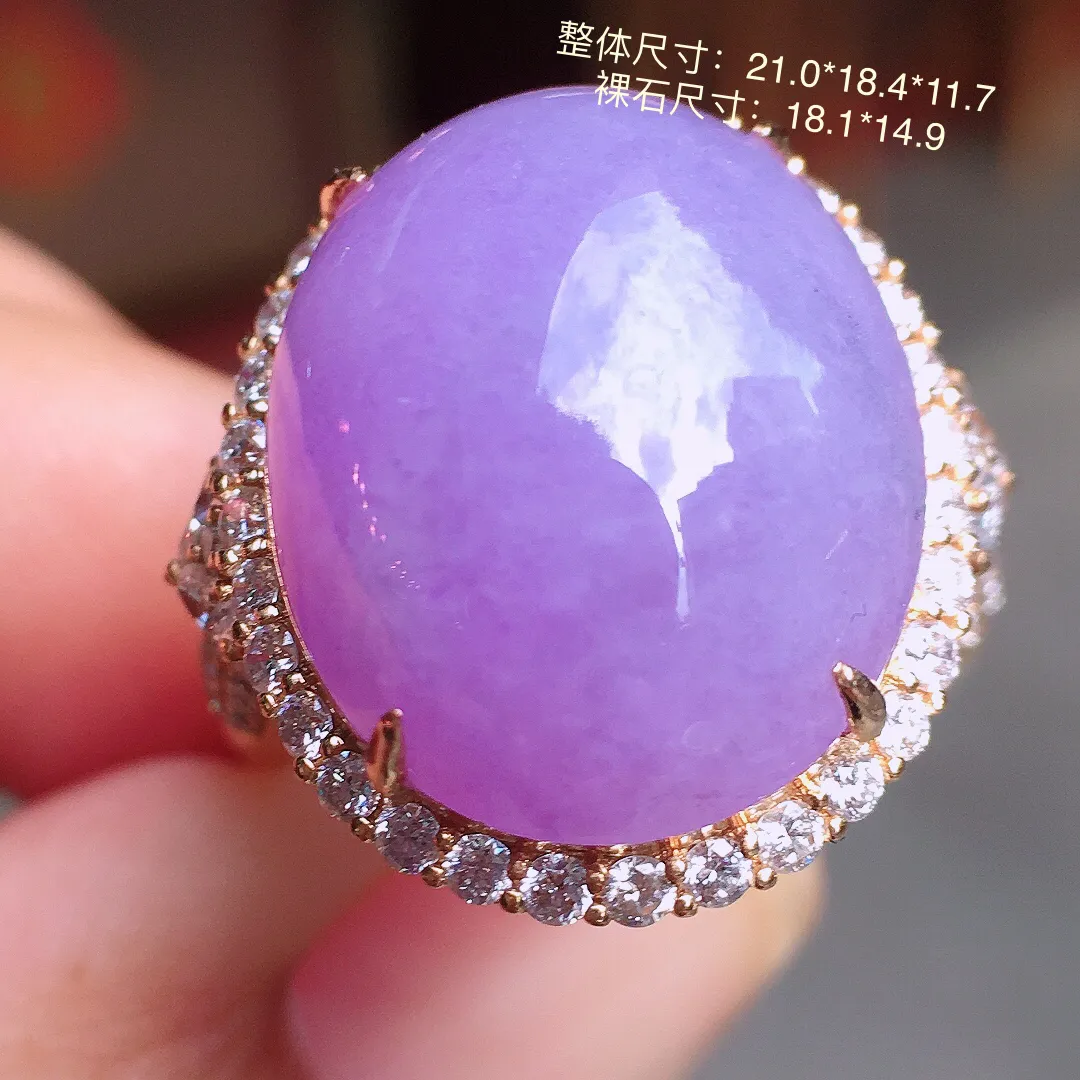 紫罗兰蛋面戒指，色泽均匀艳丽，玉质细腻，荧光感超
强，饱满水润，气质满满。18k
金豪华镶嵌