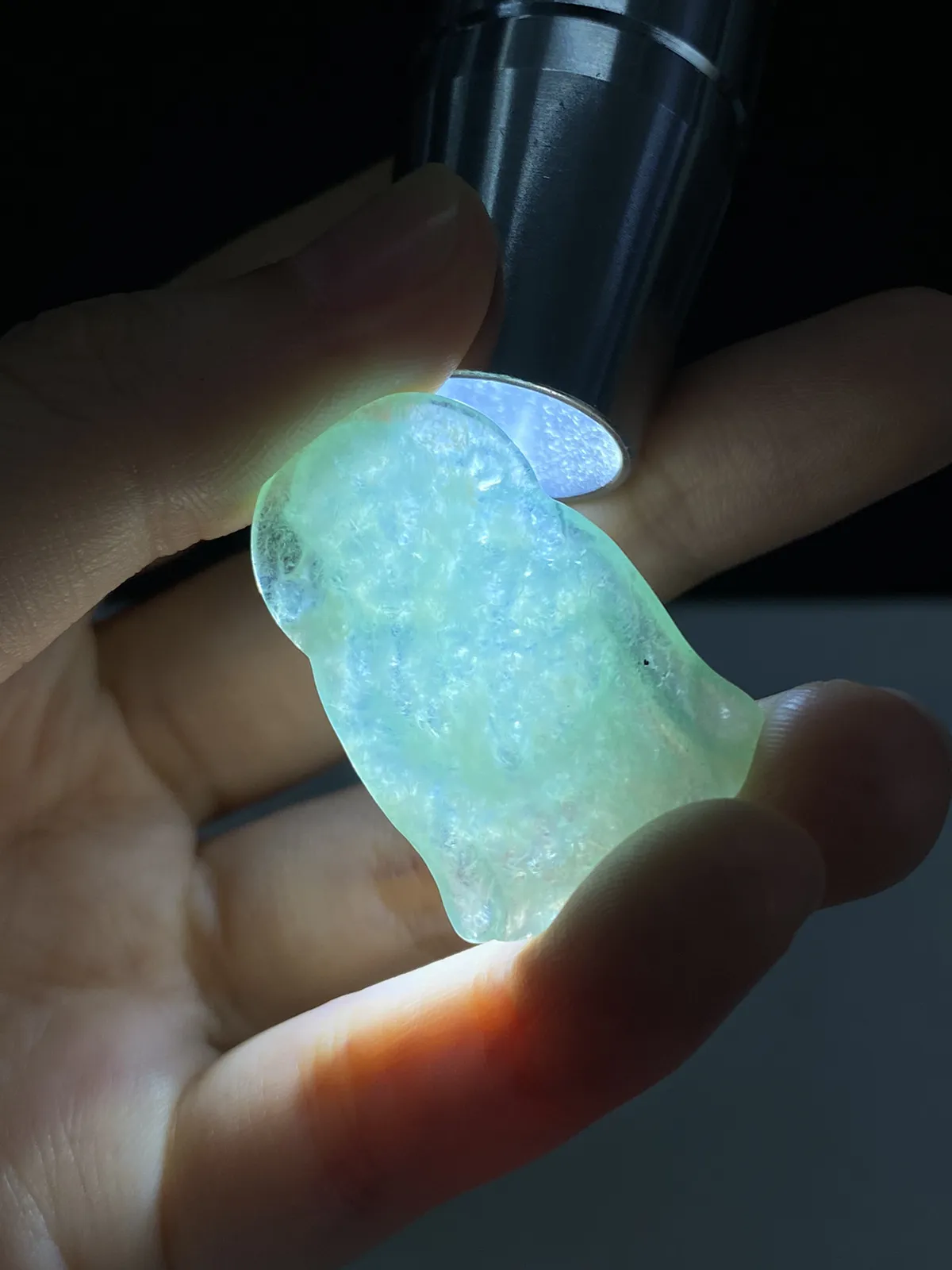 翡翠冰糯种浅绿色吊坠