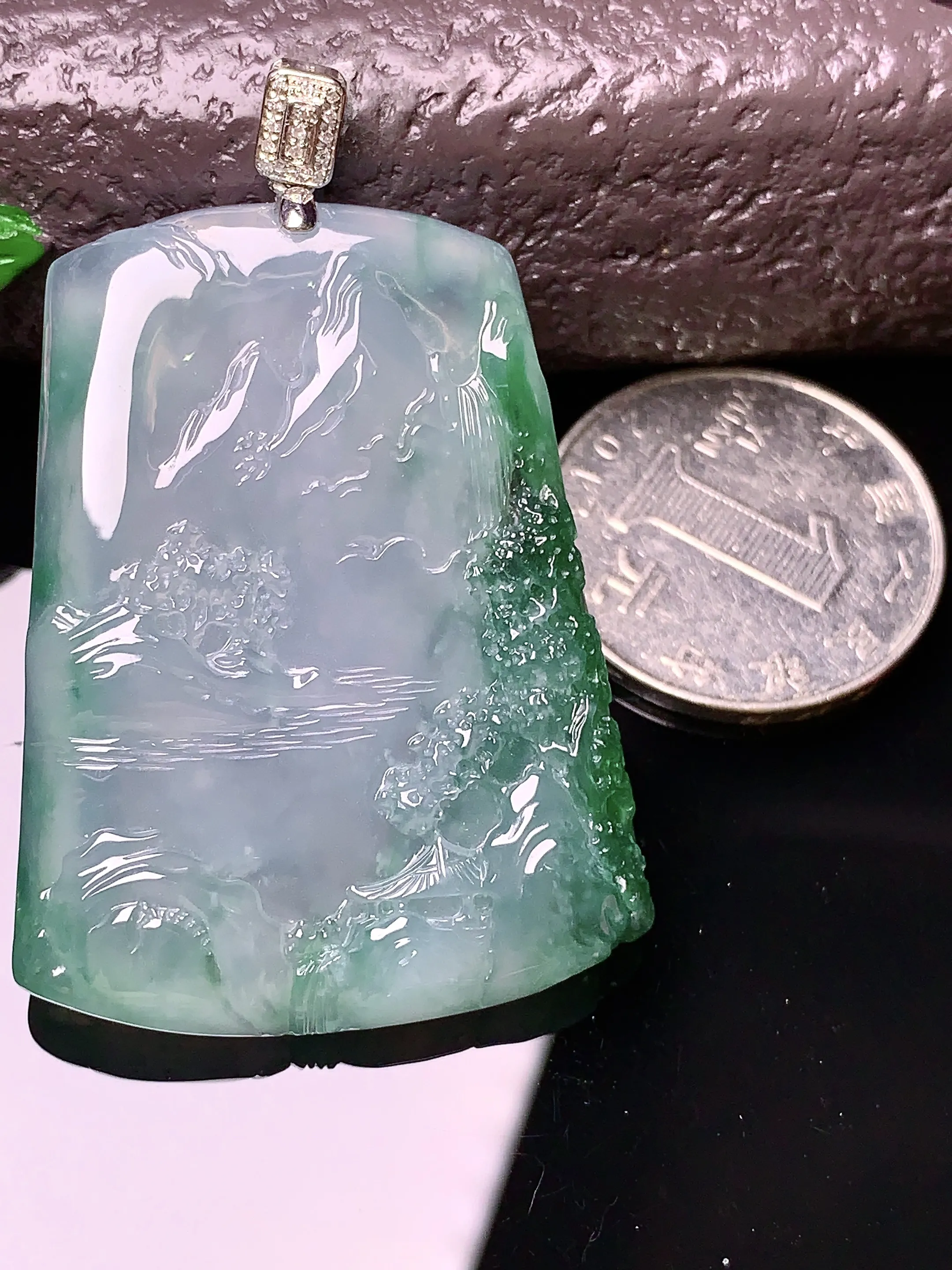 18k金钻镶嵌飘绿山水吊坠 玉质细腻 色泽艳丽 整体尺寸52.6*34*6.1