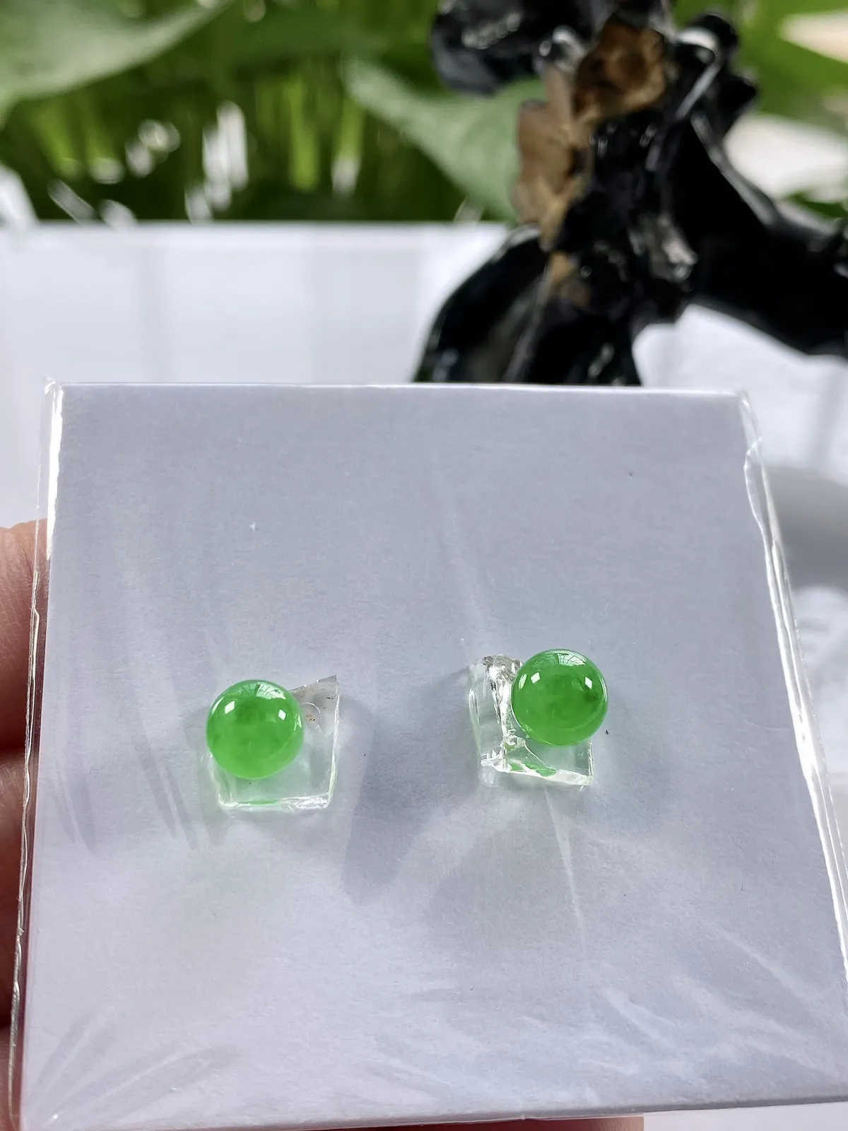 缅甸天然翡翠A货，卡6.6高冰种起光起胶满绿冰阳绿圆珠一对镶嵌件，尺寸：6.6mm/2颗，重量：3.32g（含纸垫）