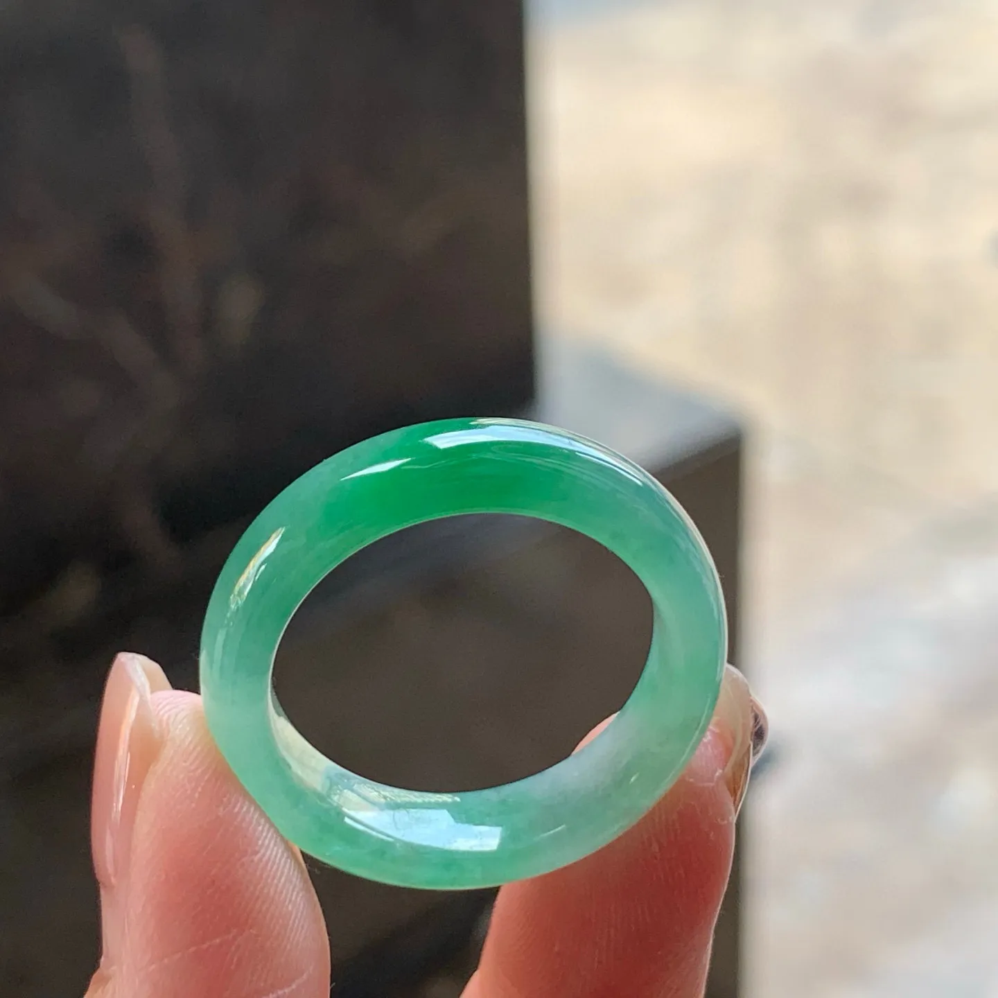 冰带色指环
水润