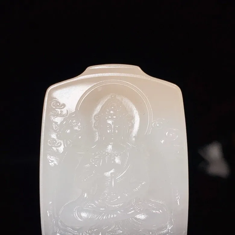和田玉三色白加藕粉加紫罗兰大势至菩萨牌子挂件。尺寸53/36/10.6重42.3克。白度一级。玉质细腻油润。手推出油。品相大气。 lt250515