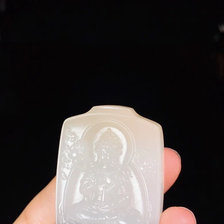 和田玉三色白加藕粉加紫罗兰大势至菩萨牌子挂件。尺寸53/36/10.6重42.3克。白度一级。玉质细腻油润。手推出油。品相大气。 lt250515