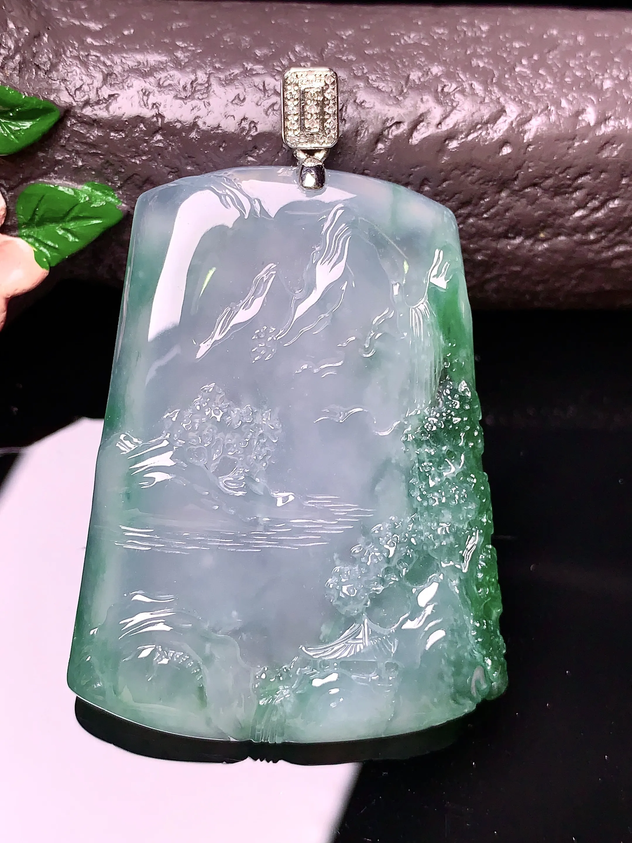 18k金钻镶嵌飘绿山水吊坠 玉质细腻 色泽艳丽 整体尺寸52.6*34*6.1