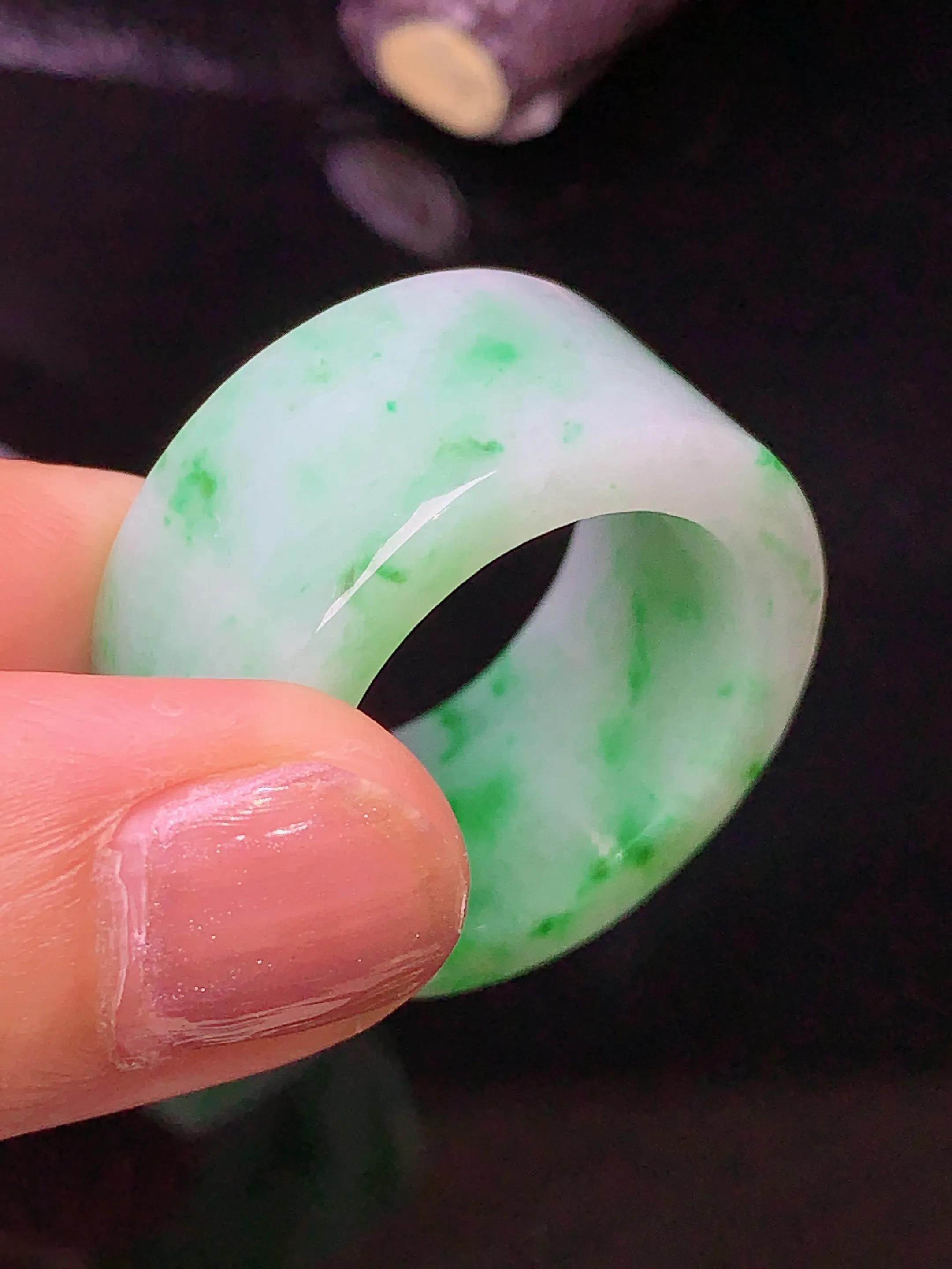 翠绿扳指  玉质细腻 色泽艳丽 圈口22.5 整体尺寸27.6*13*3.7