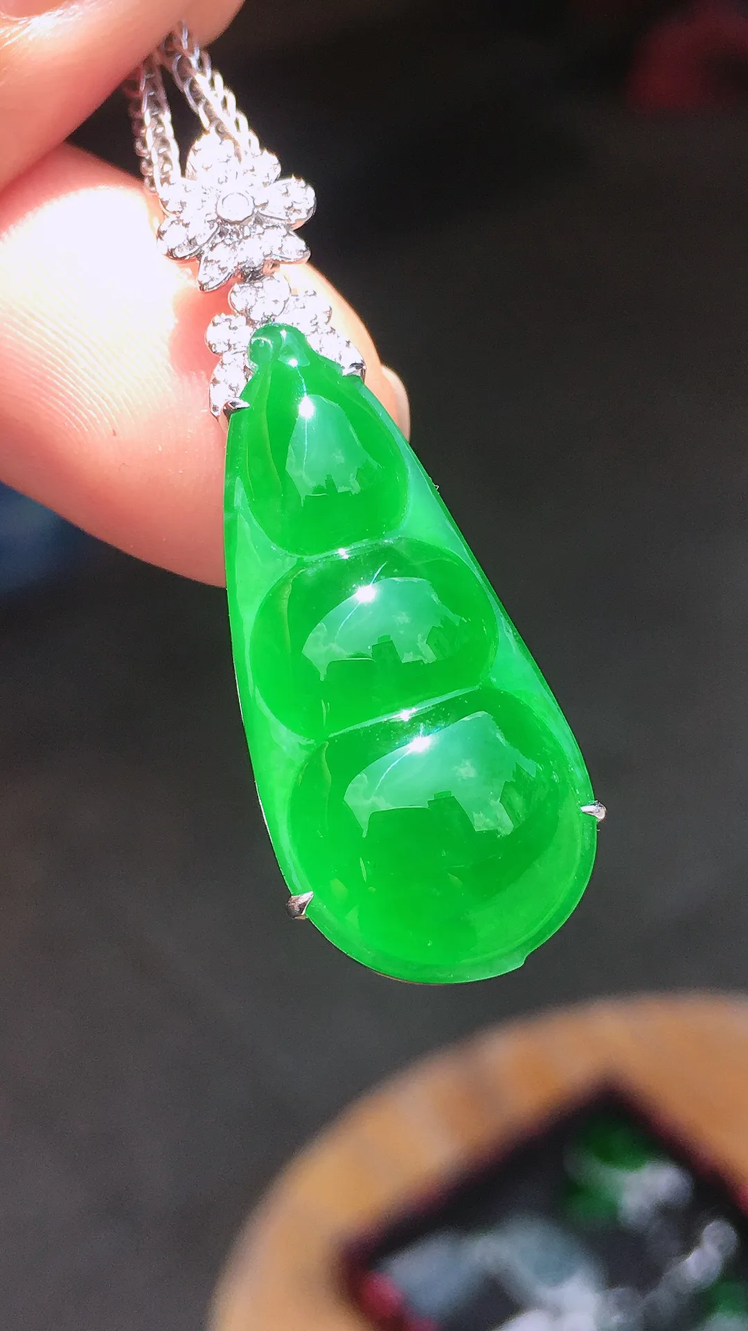 阳绿福豆吊坠，色泽均匀艳丽，玉质细腻，荧光感超
强，饱满水润，气质满满。18k
金豪华镶嵌