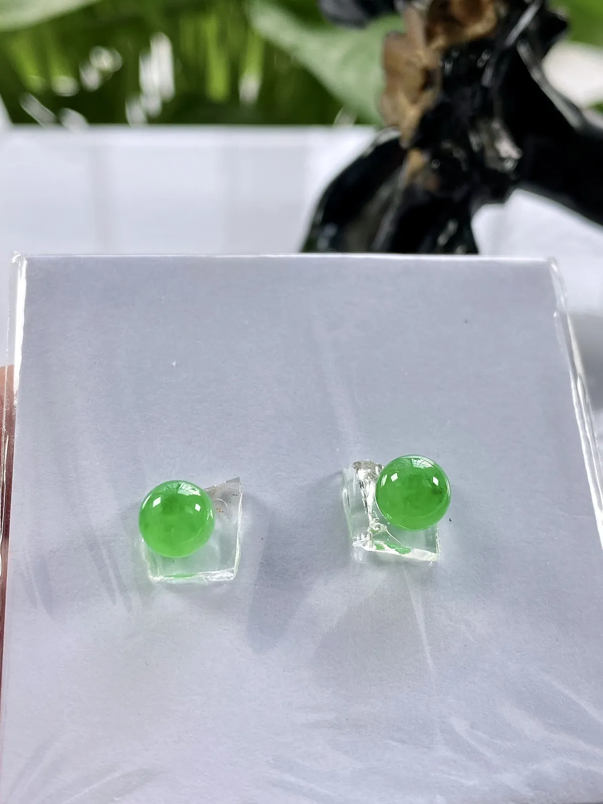 缅甸天然翡翠A货，卡6.6高冰种起光起胶满绿冰阳绿圆珠一对镶嵌件，尺寸：6.6mm/2颗，重量：3.32g（含纸垫）