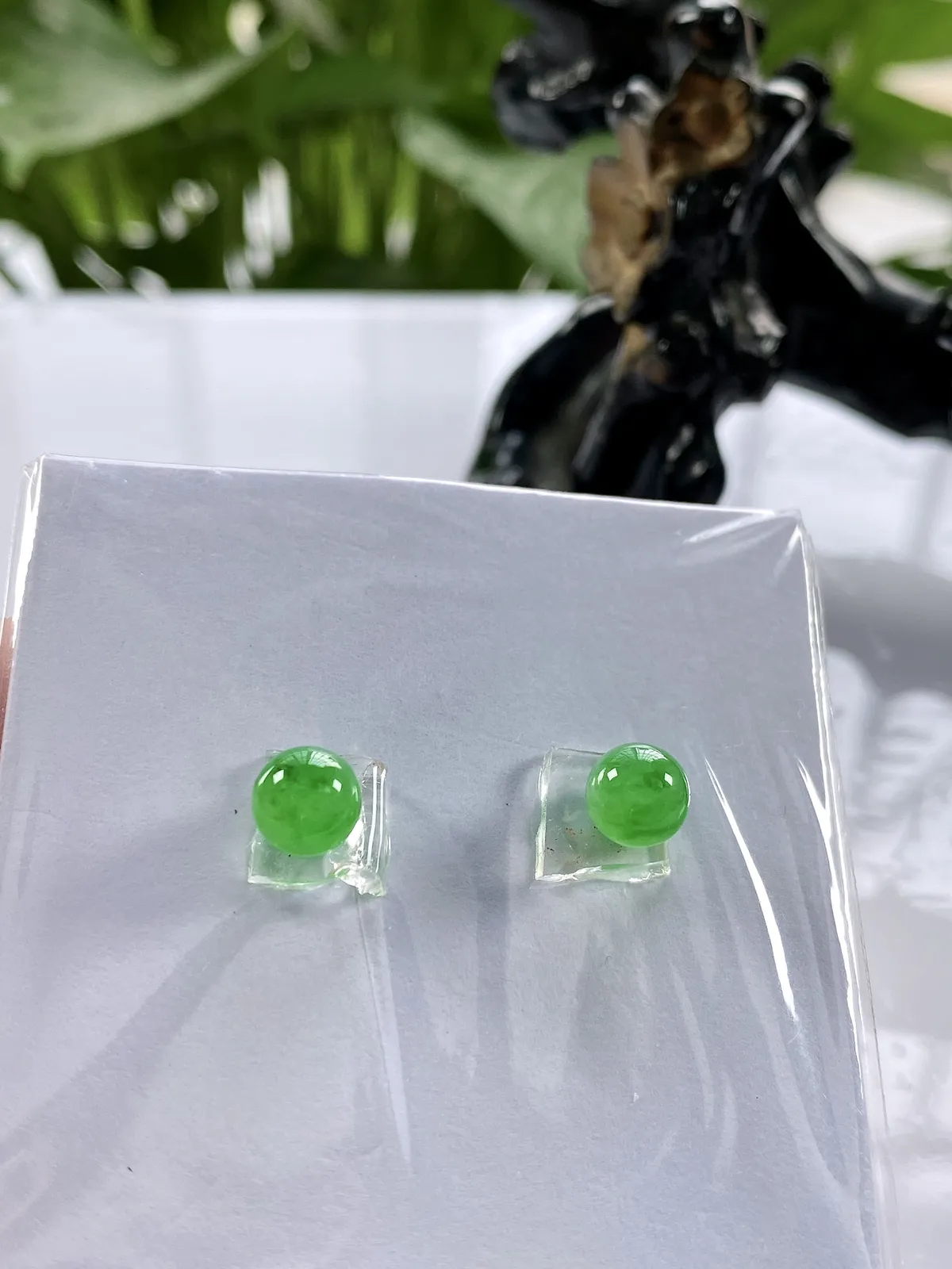 缅甸天然翡翠A货，卡6.6高冰种起光起胶满绿冰阳绿圆珠一对镶嵌件，尺寸：6.6mm/2颗，重量：3.32g（含纸垫）