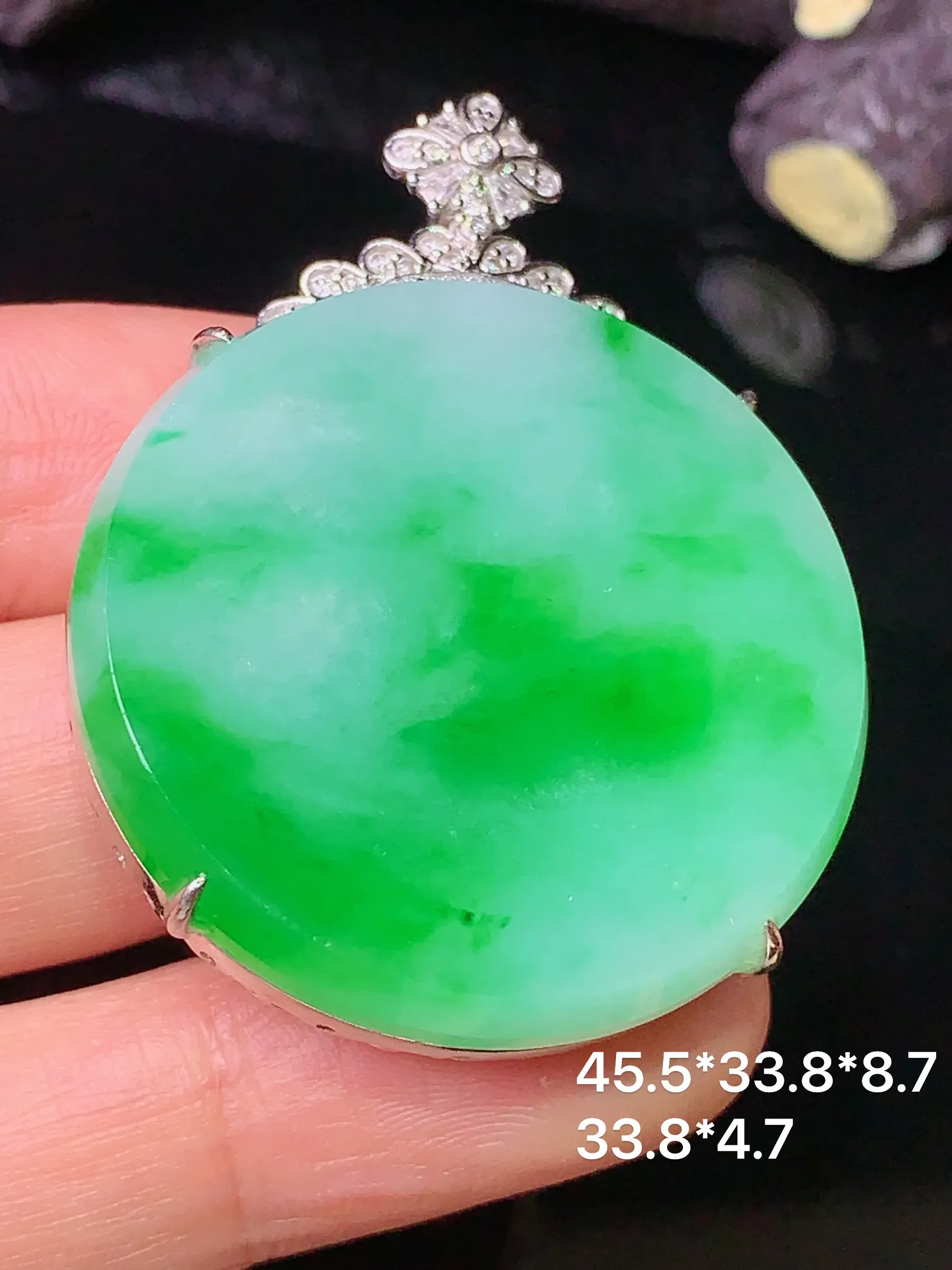 18k金钻镶嵌翠绿圆牌吊坠 玉质细腻 色泽艳丽 整体尺寸45.5*33.8*8.7