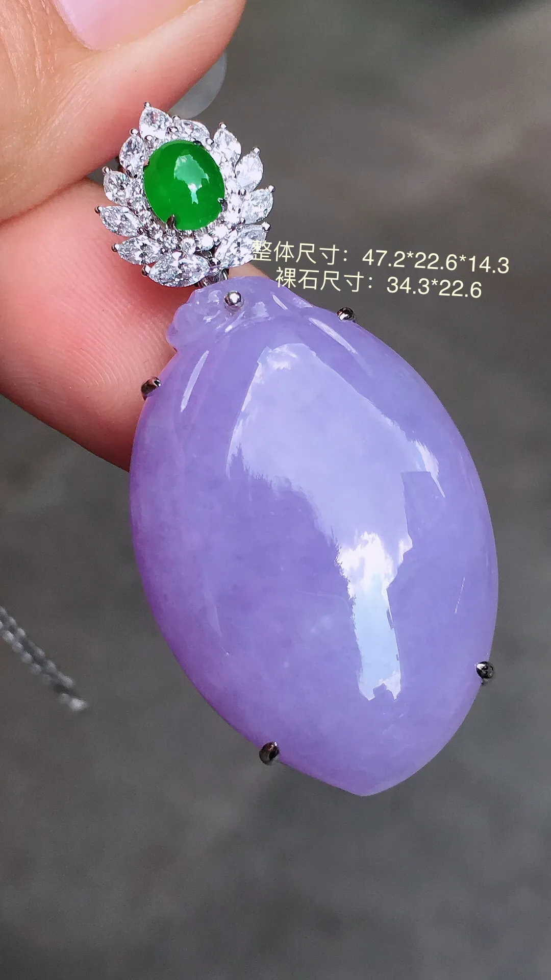 紫罗兰福瓜吊坠，色泽均匀艳丽，玉质细腻，荧光感超
强，饱满水润，气质满满。18k
金豪华镶嵌