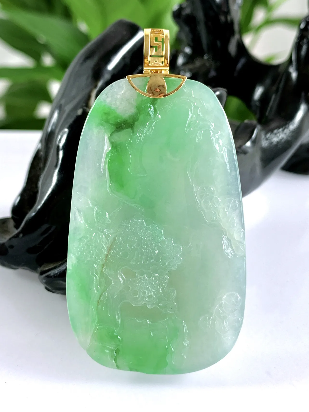 缅甸天然翡翠A货，18K金特色镶嵌冰种起胶飘阳绿生肖牛山水牌吊坠挂件，尺寸：整体62.5/32.5/7mm，裸石53.5/32.5/6mm，重量：19.61g
