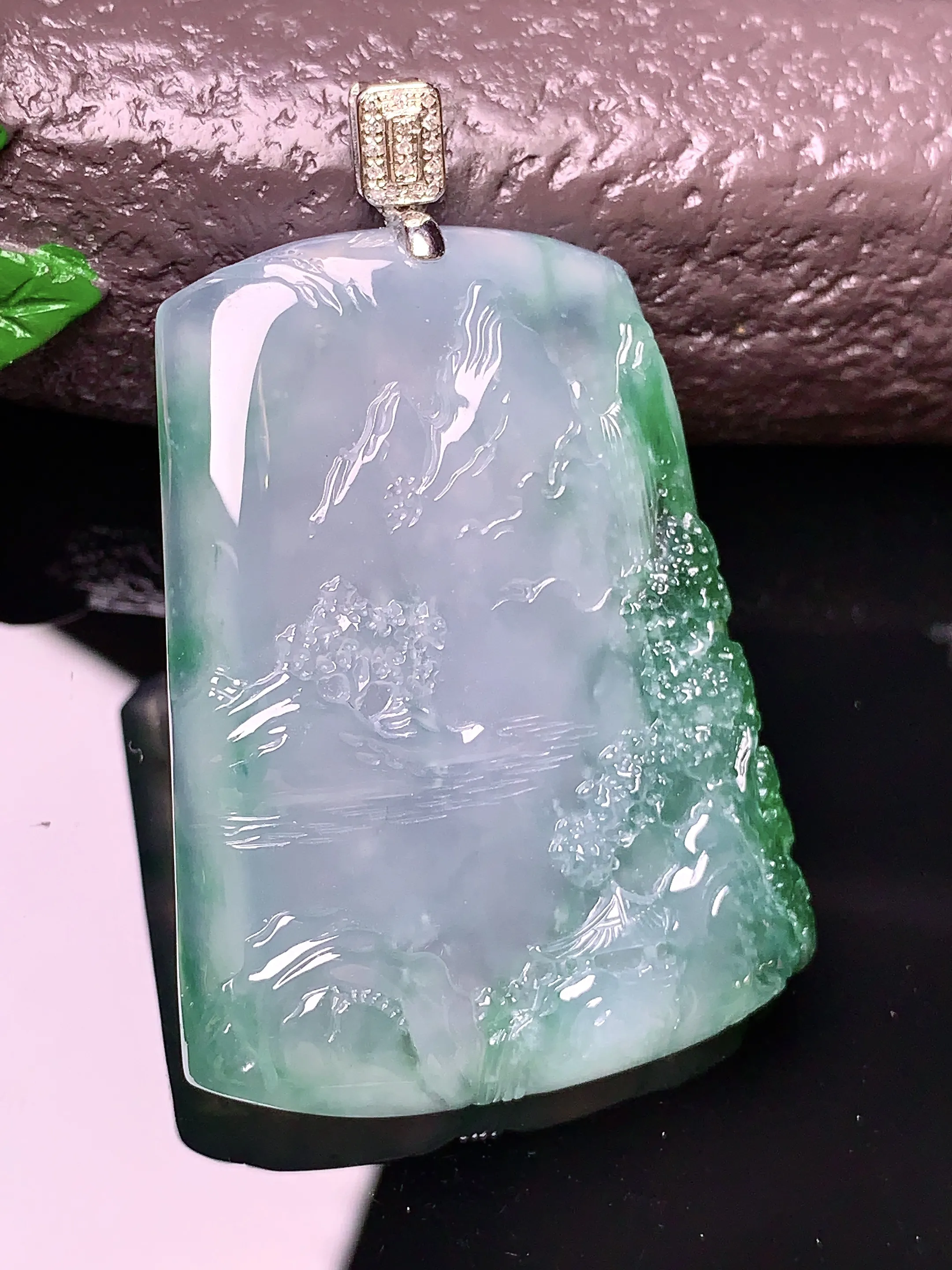18k金钻镶嵌飘绿山水吊坠 玉质细腻 色泽艳丽 整体尺寸52.6*34*6.1