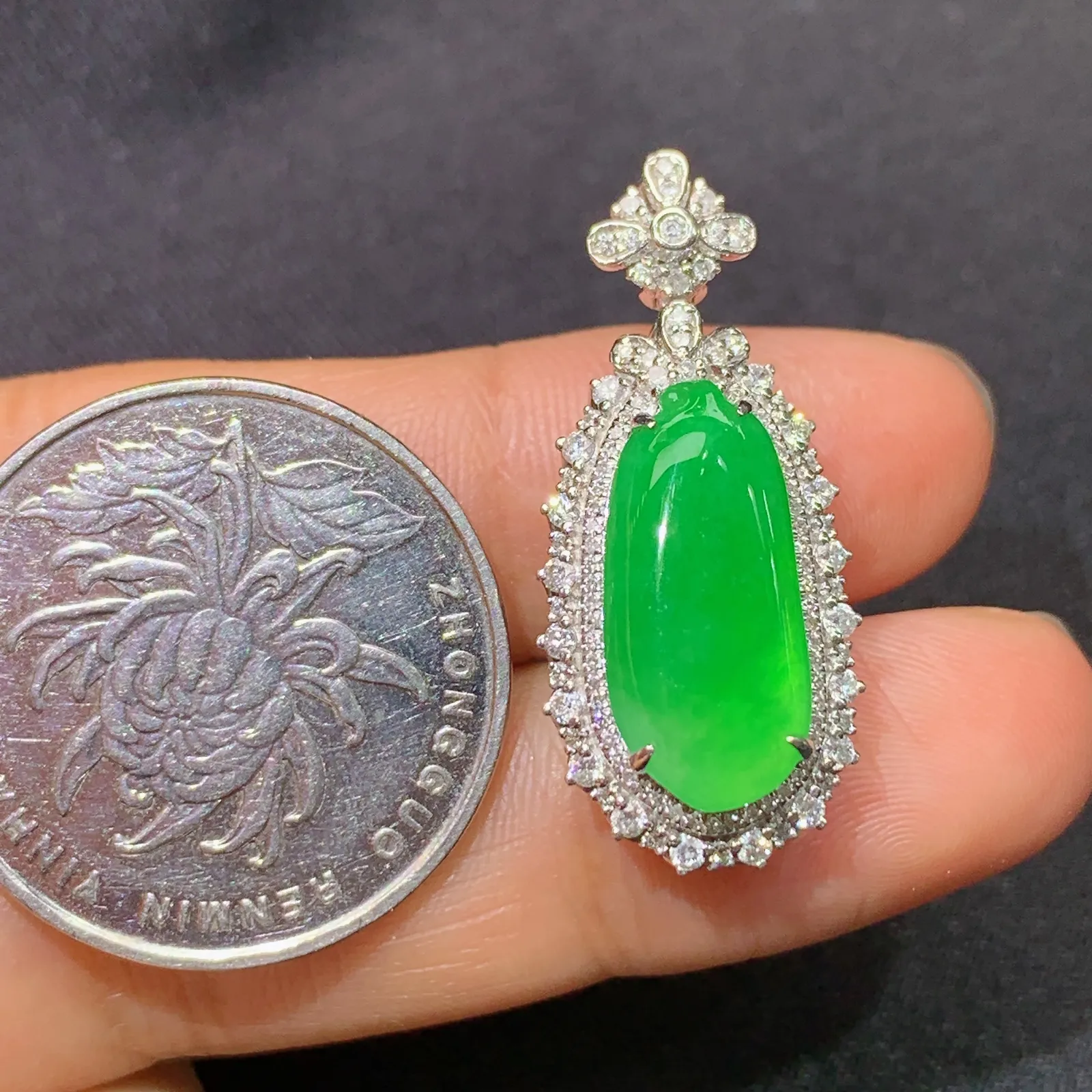 冰阳绿福瓜吊坠，18k金镶嵌，色泽鲜阳，冰润细腻，种水足 尺寸29.5*13*9.6