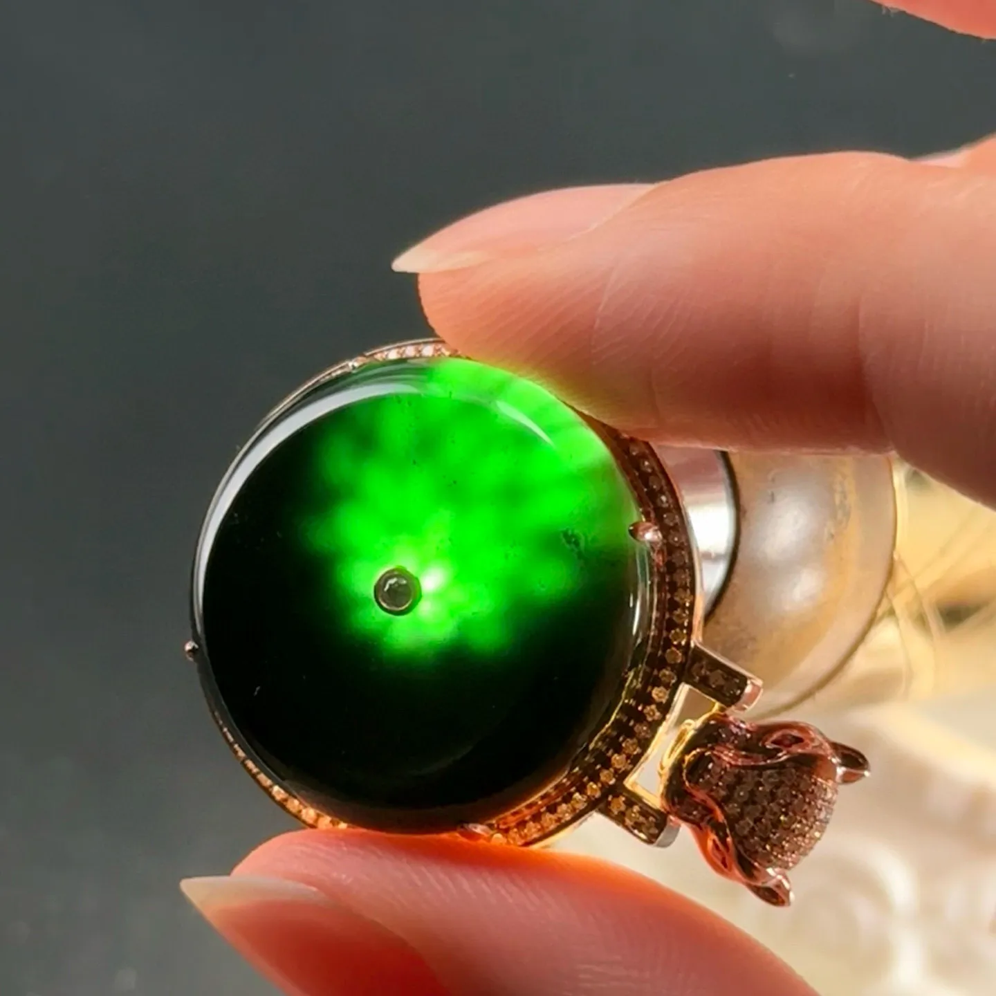 精品18k墨翠平安扣吊坠 种好色正 黑度极好 打灯通透 油性十足