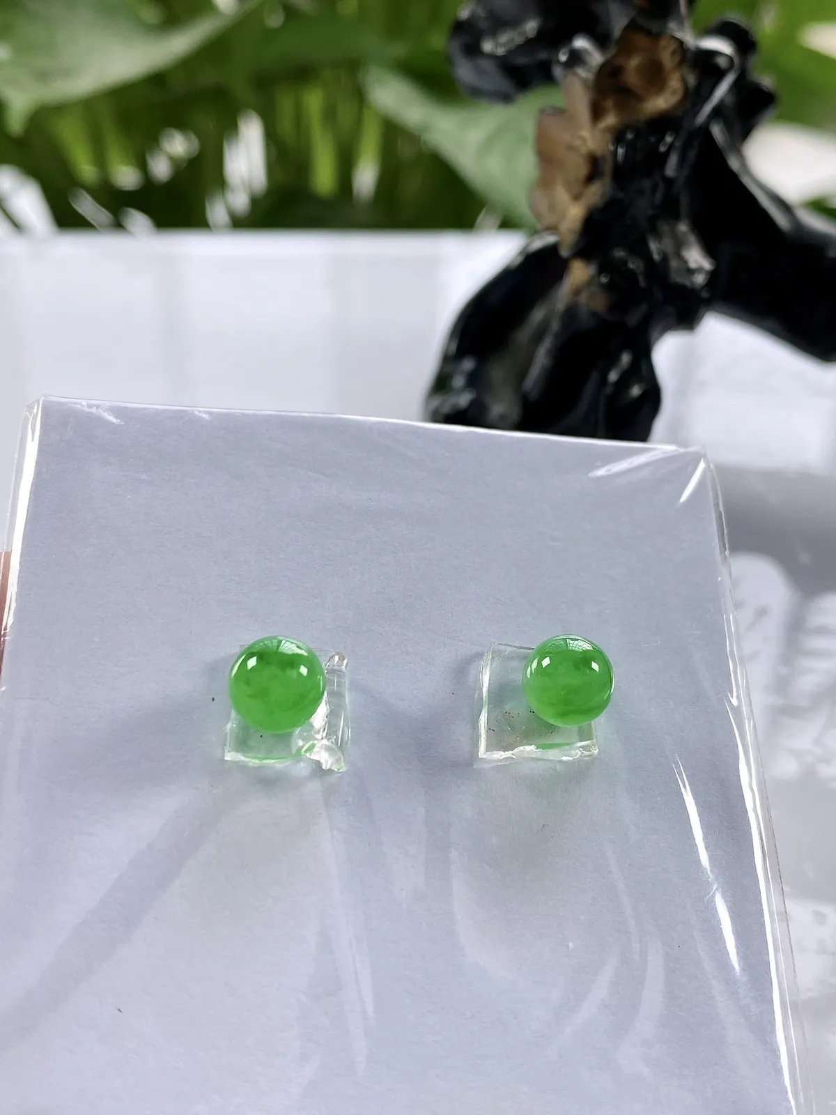 缅甸天然翡翠A货，卡6.6高冰种起光起胶满绿冰阳绿圆珠一对镶嵌件，尺寸：6.6mm/2颗，重量：3.32g（含纸垫）