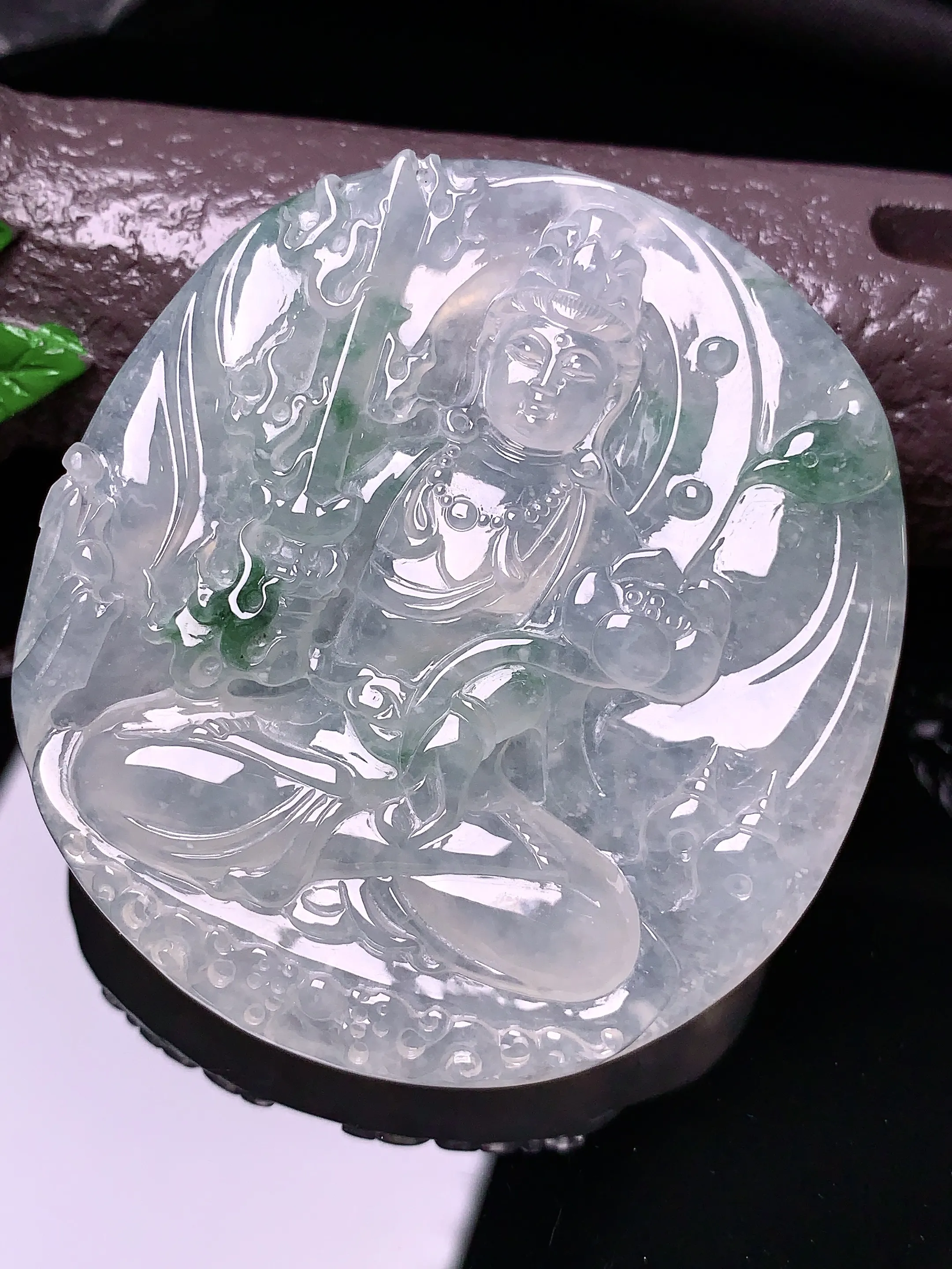 冰种飘绿大势至观音菩萨吊坠 玉质细腻 色泽艳丽 整体尺寸55.6*51.3*9.5