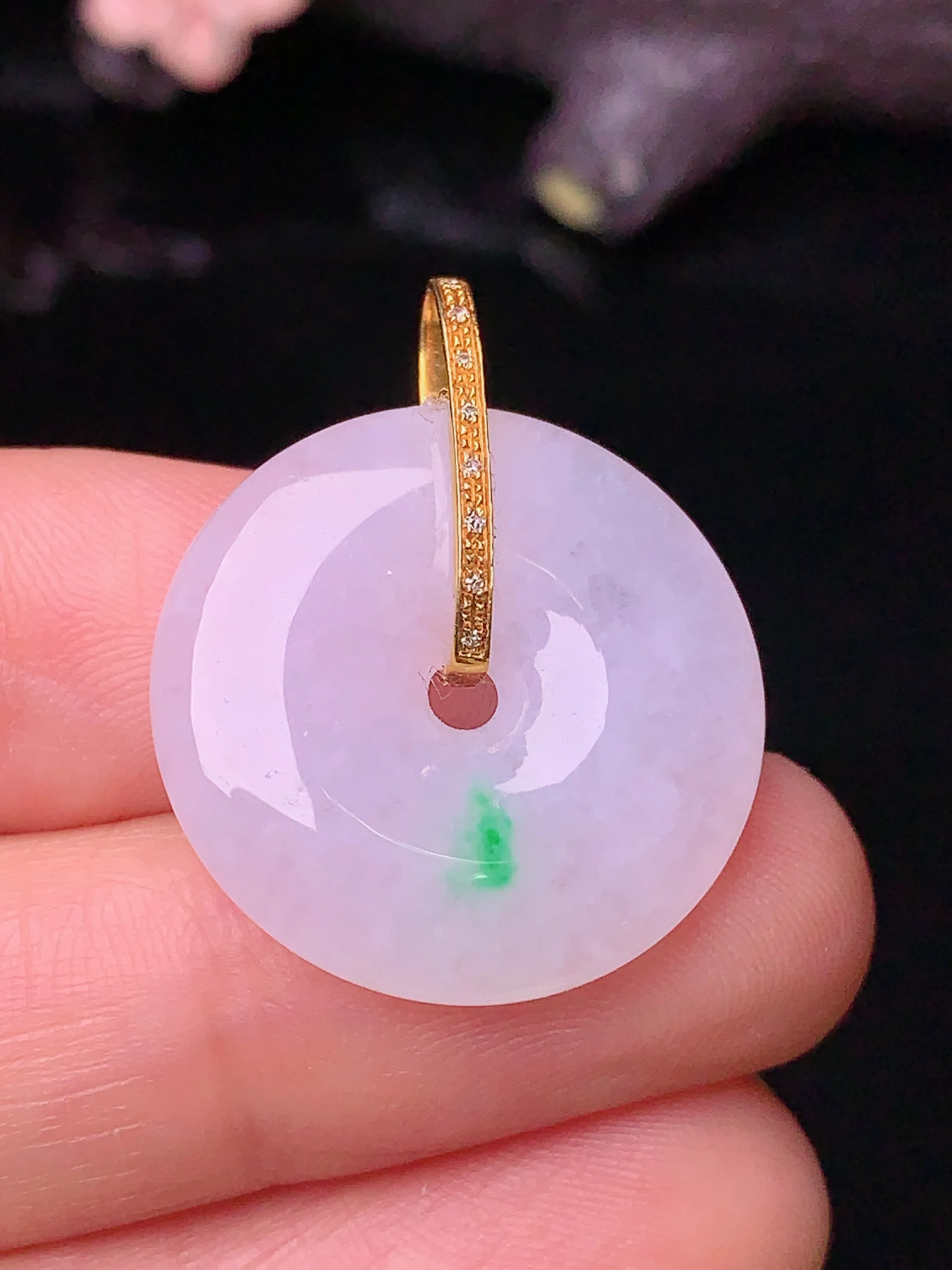 18k金钻镶嵌飘绿平安扣吊坠 玉质细腻 色泽艳丽 整体尺寸26.7*21.6*5.2