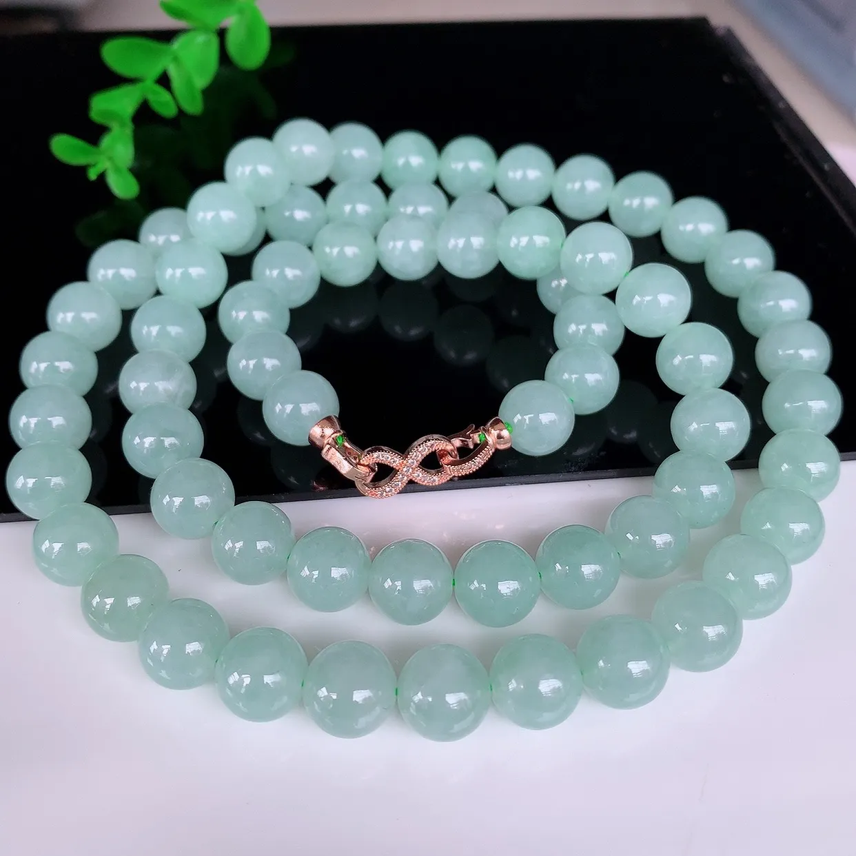自然光实拍，冰润冰糯种翡翠圆珠项链  翡翠项链 （装饰扣）玉质细腻  冰清玉润  颜色漂亮  #46.15尺寸10.5mm
