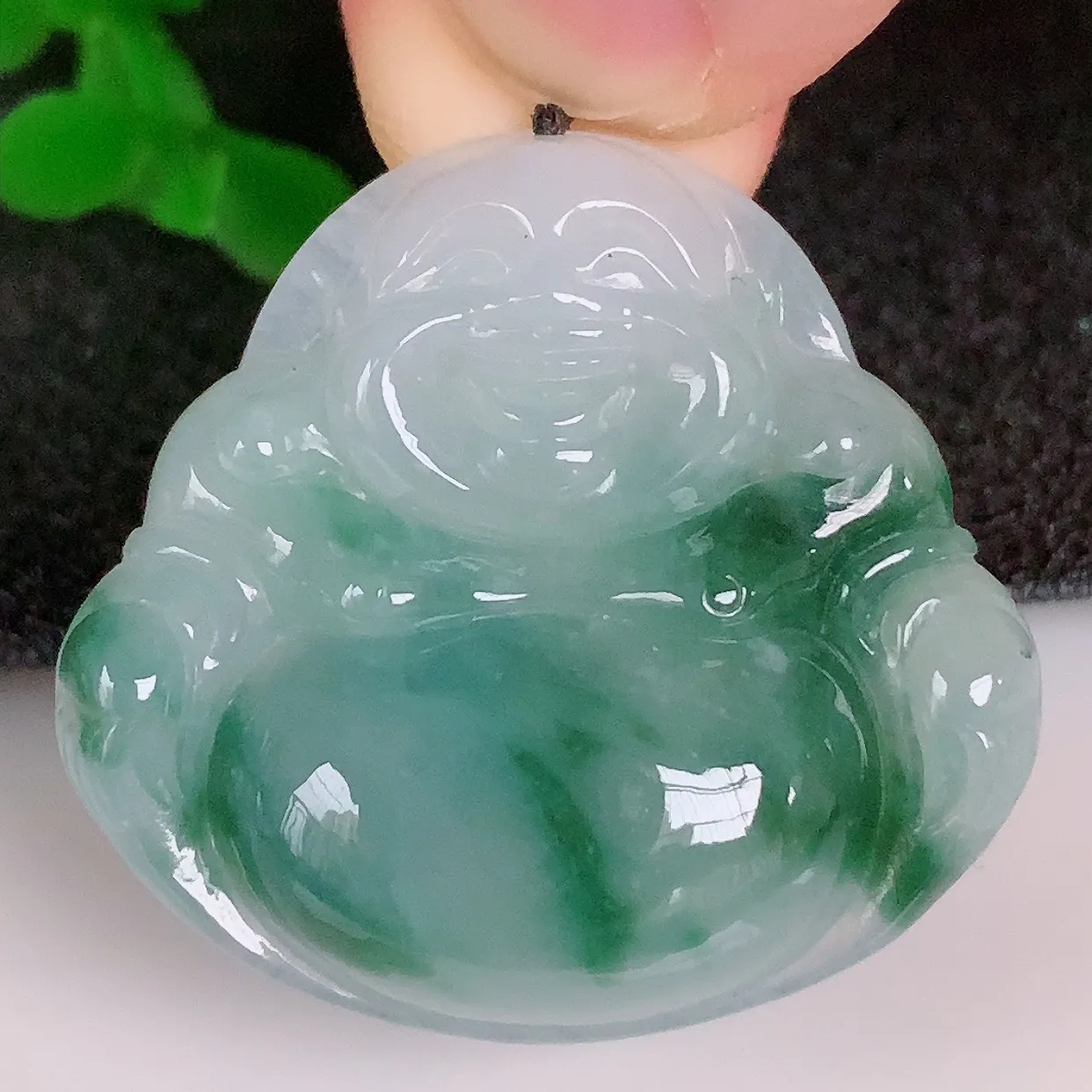 自然光实拍，冰润冰飘花翡翠佛公吊坠，饱满， 佛公亦保平安，寓意有福（佛公）相伴，配戴优雅迷人！#57.15
