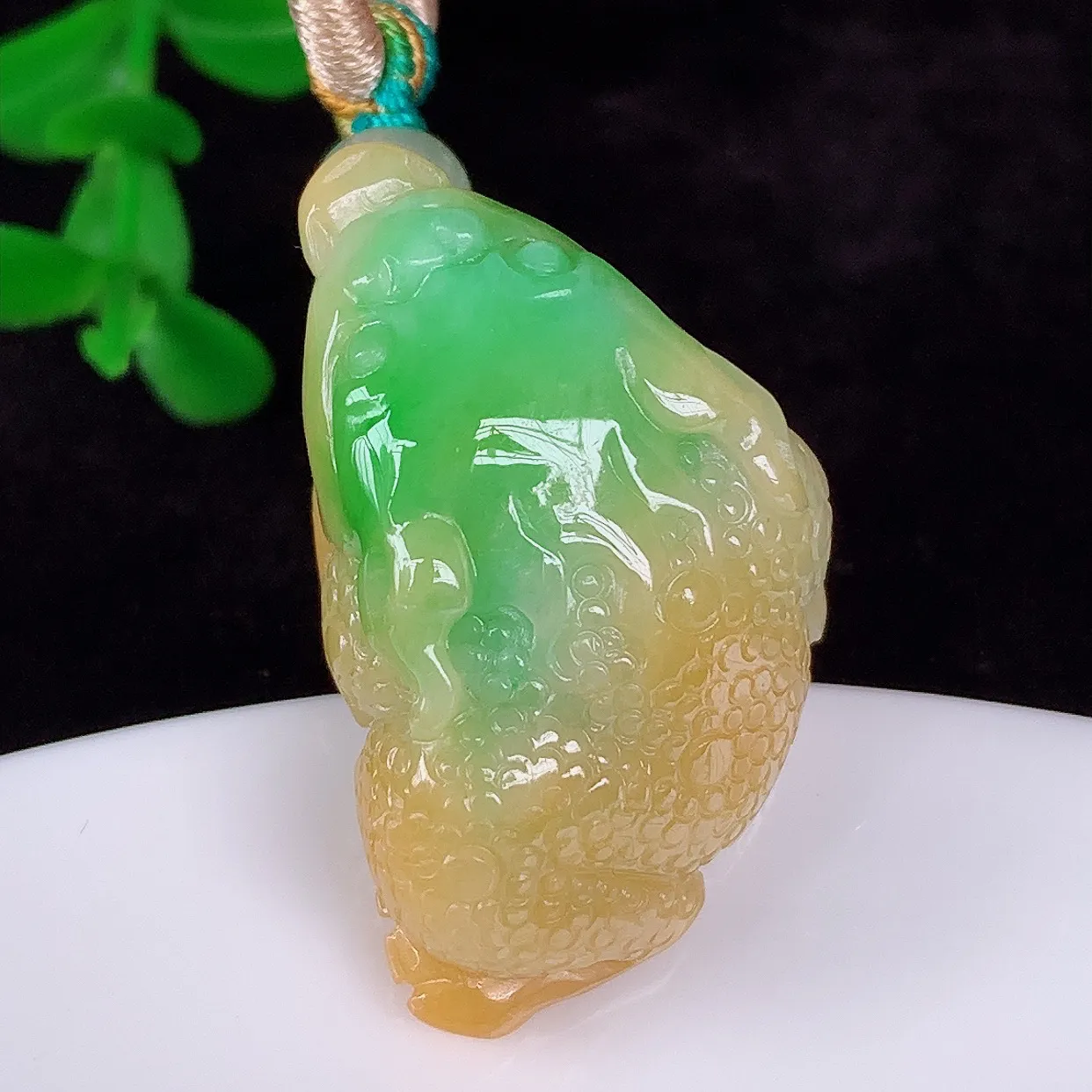自然光实拍，厚装冰润冰糯种双彩黄加绿翡翠金蟾吊坠，种老水足，翠色灵动，寓意美好，佩戴时尚出众！#00