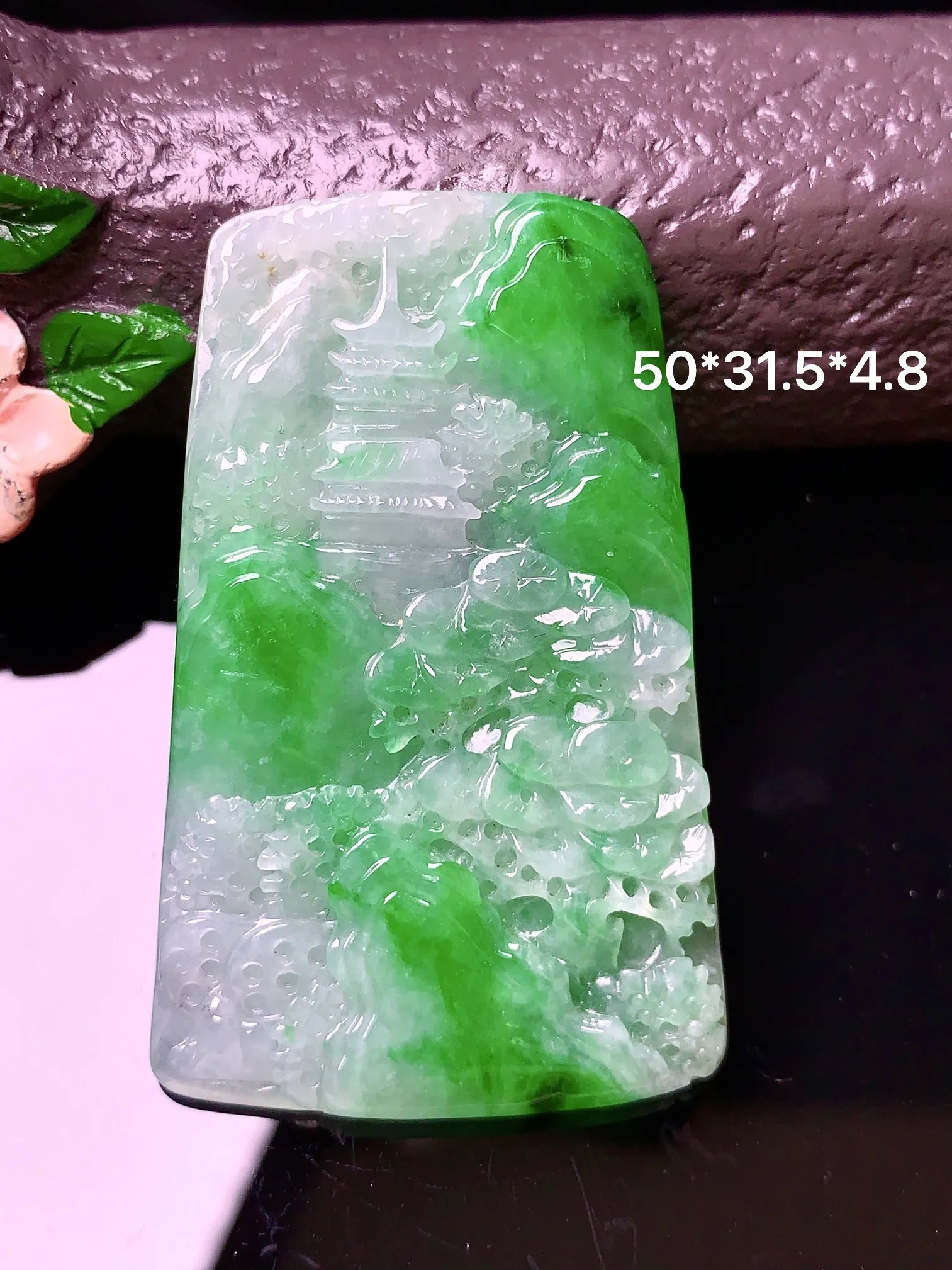飘绿山水吊坠 玉质细腻 色泽艳丽 整体尺寸50*31.5*4.8