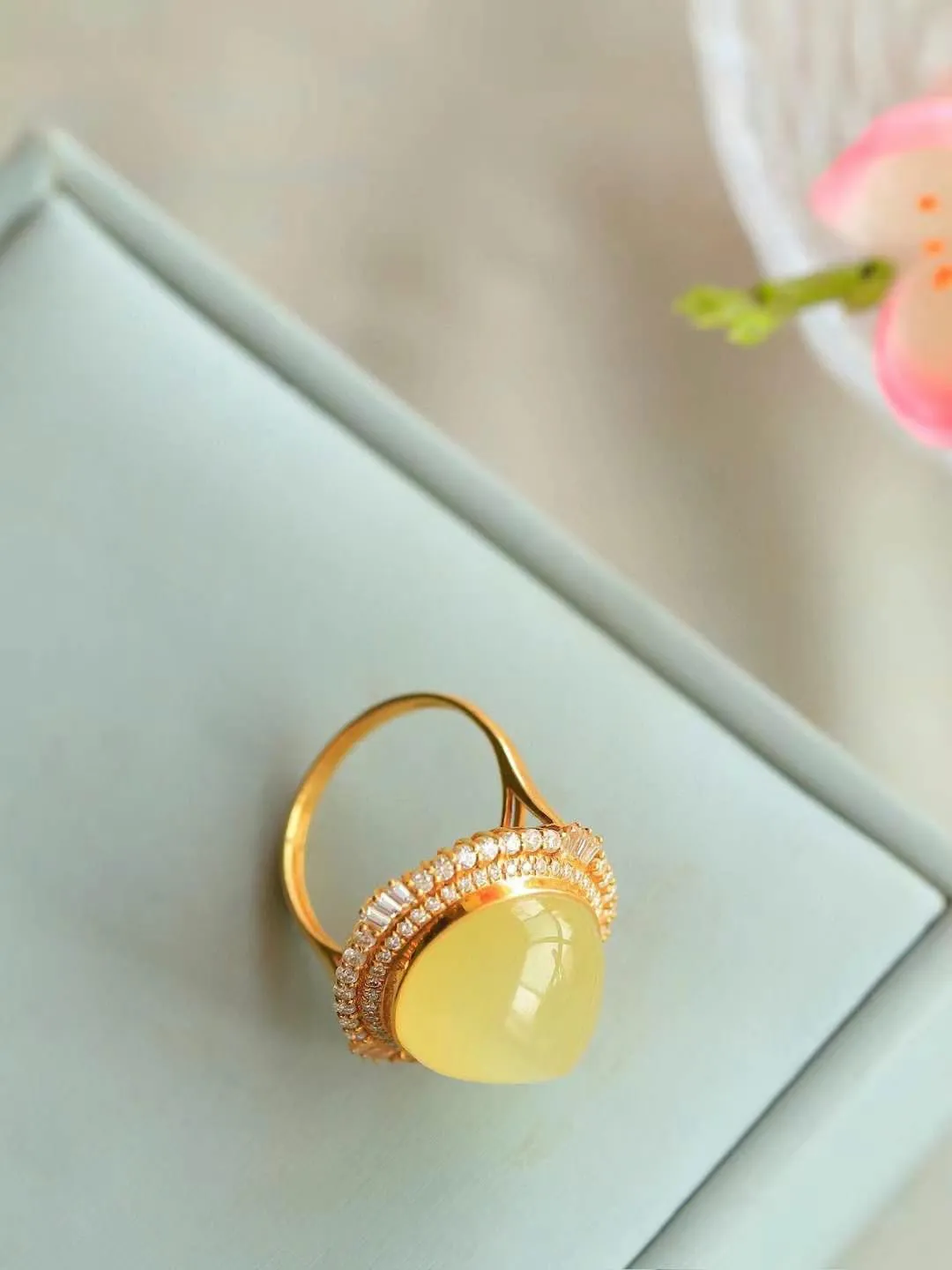 【金镶玉.戒指】

精品和田玉黄口18k金戒指 玉质细腻温润 油性十足 ，不论时光如何流转变化，这枚戒指始终闪耀着最初的光芒。精工镶嵌18K金 （保真金 可检测贵金属18K金） 重7.8克 尺寸17.6-14.7mm 78402455L