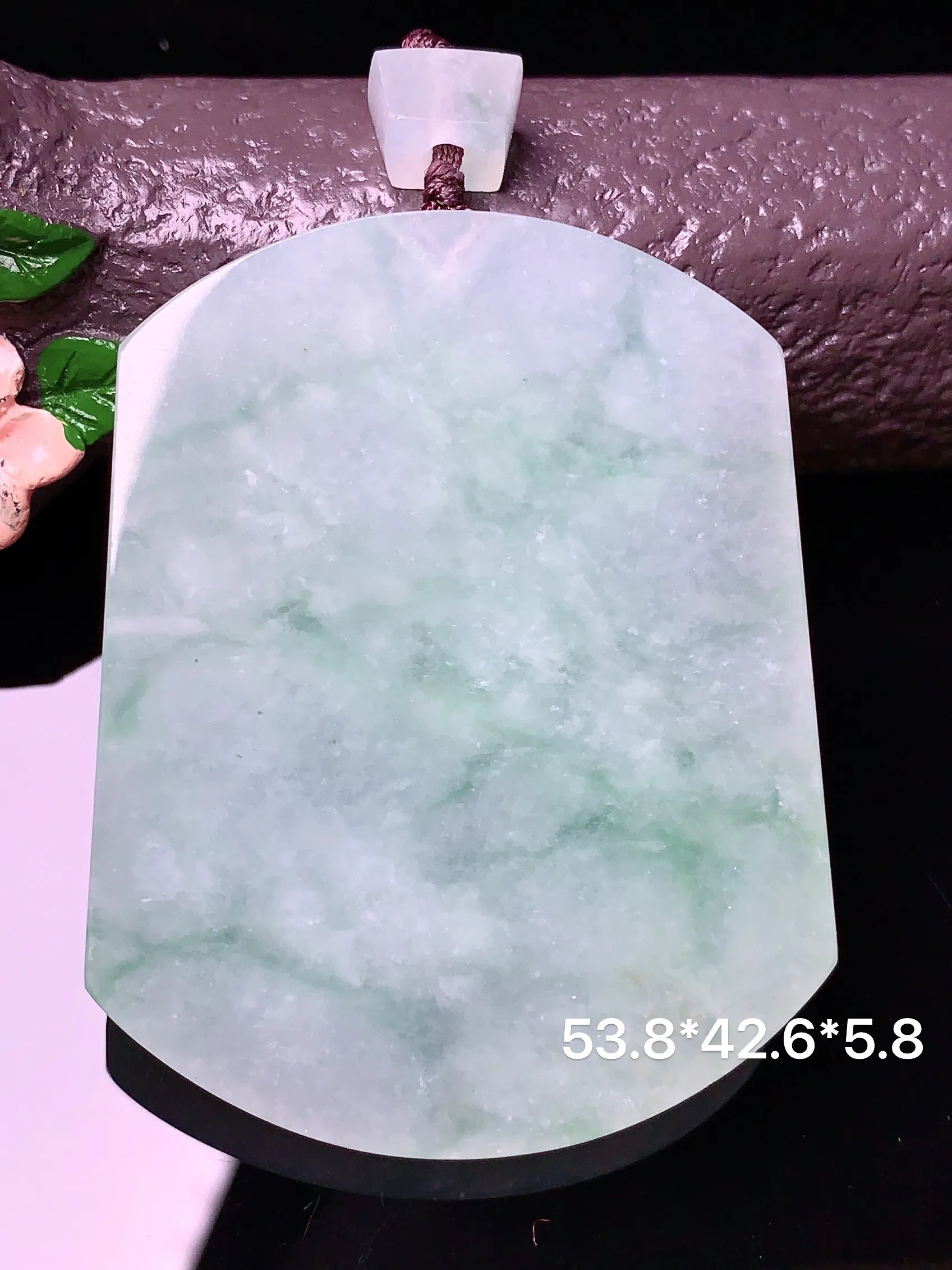 飘绿无事牌吊坠 玉质细腻 色泽艳丽 整体尺寸53.8*42.6*5.8