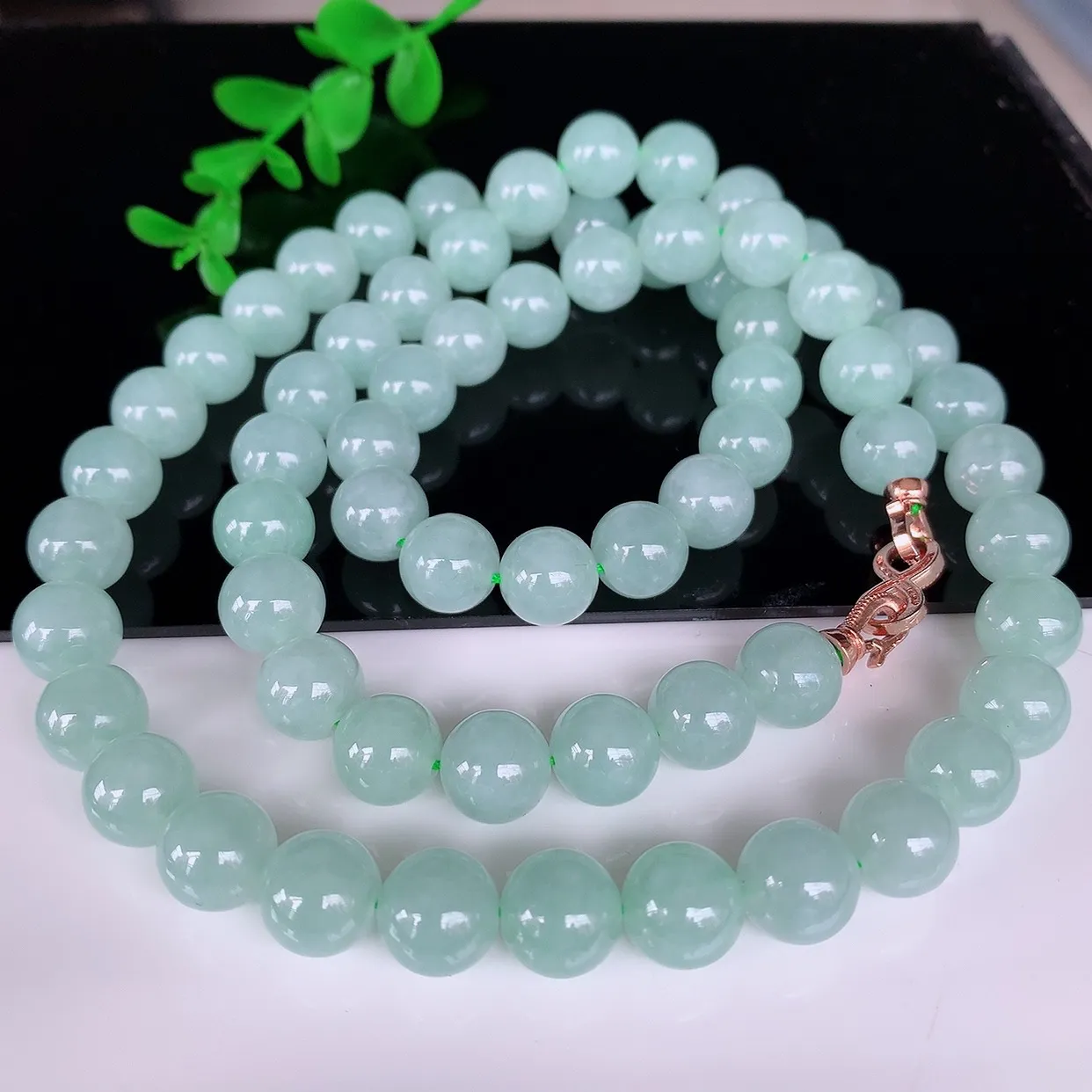 自然光实拍，冰润冰糯种翡翠圆珠项链  翡翠项链 （装饰扣）玉质细腻  冰清玉润  颜色漂亮  #46.15尺寸10.5mm