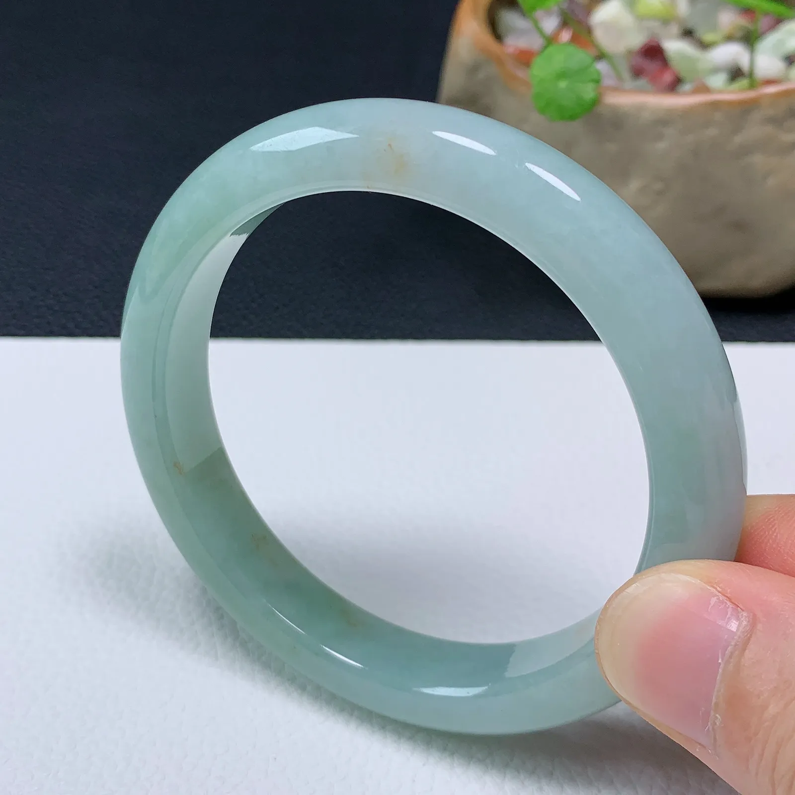 天然翡翠圈口59-60老坑飘绿手镯 玉质细腻 种水好 尺寸：59.8-11.2-8.5mm  m99