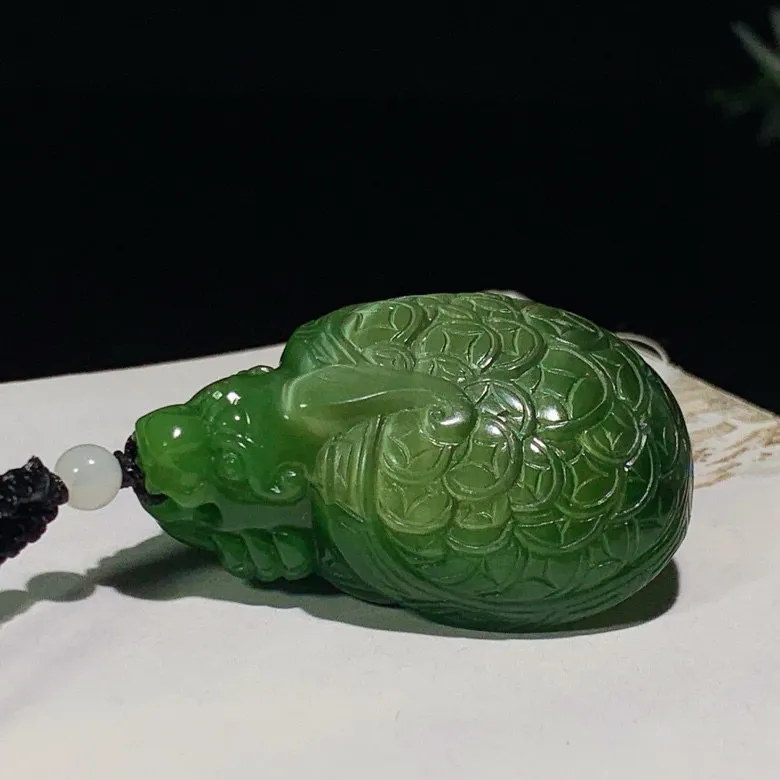 和田玉阳绿俄罗斯富贵长寿龙龟挂件。尺寸52/35/20重54.8克。玉质细腻油润。手推出油。佩戴高端